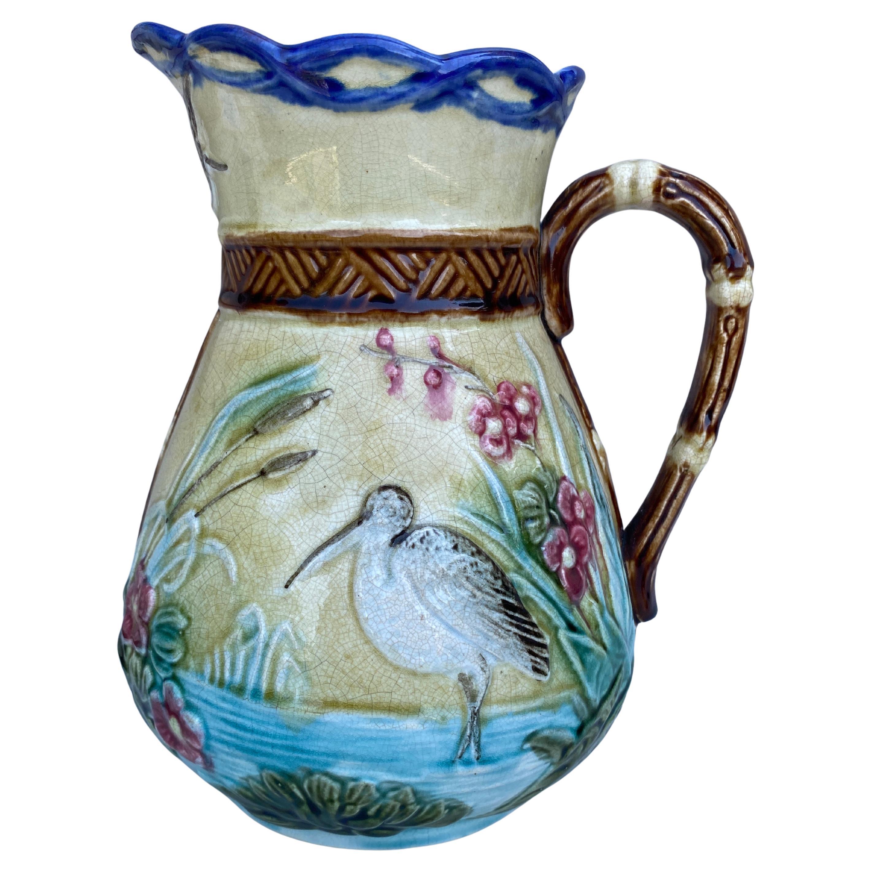 Brocca di maiolica belga del XIX secolo con uccello e cicogna