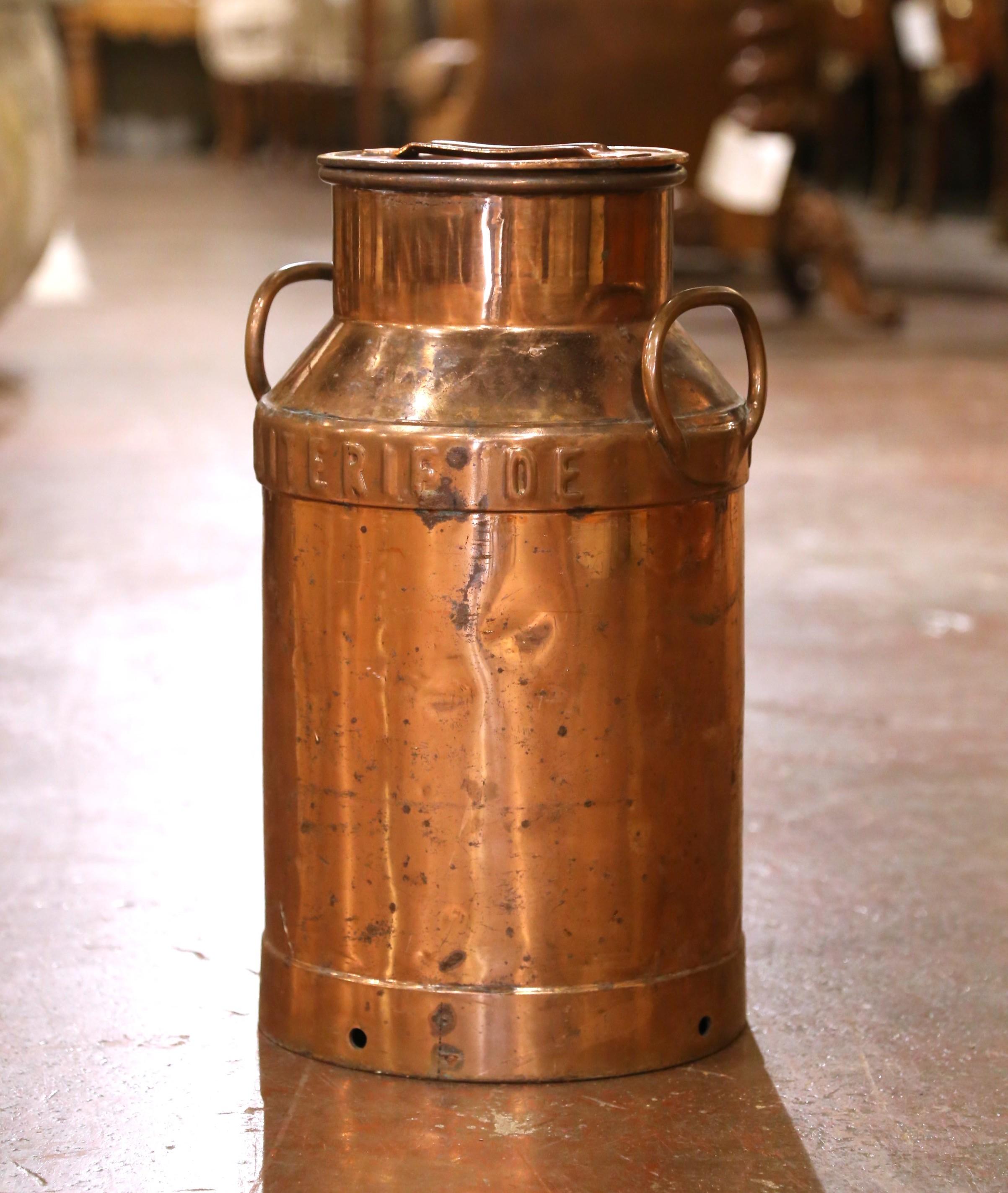 Célébrez le charme de la vie rurale française avec ce remarquable bidon de lait ancien, marqué 