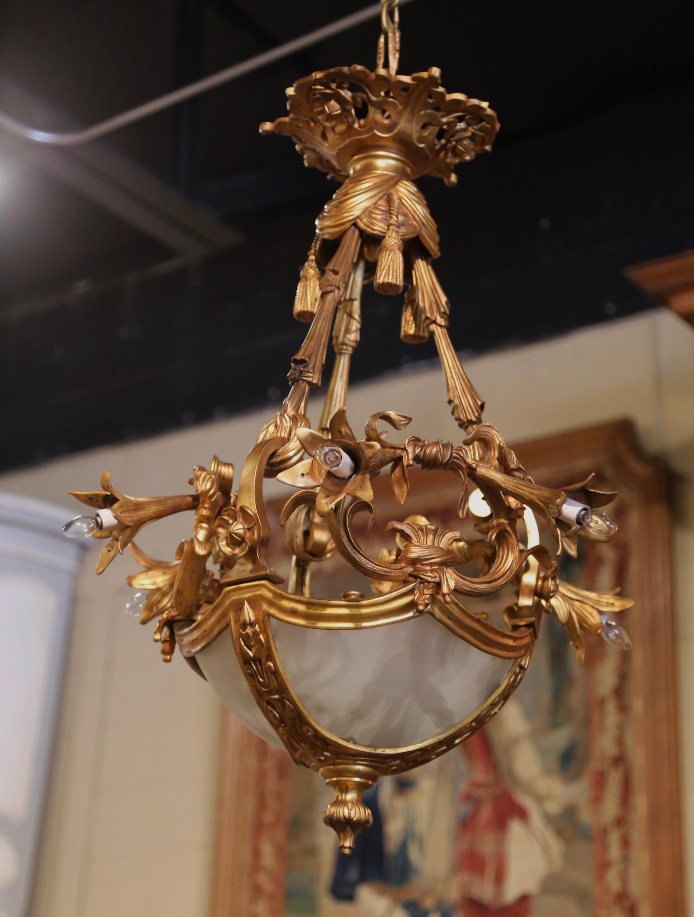 Lustre à neuf lumières en bronze doré et verre dépoli de la Belle Époque du XIXe siècle en vente 4
