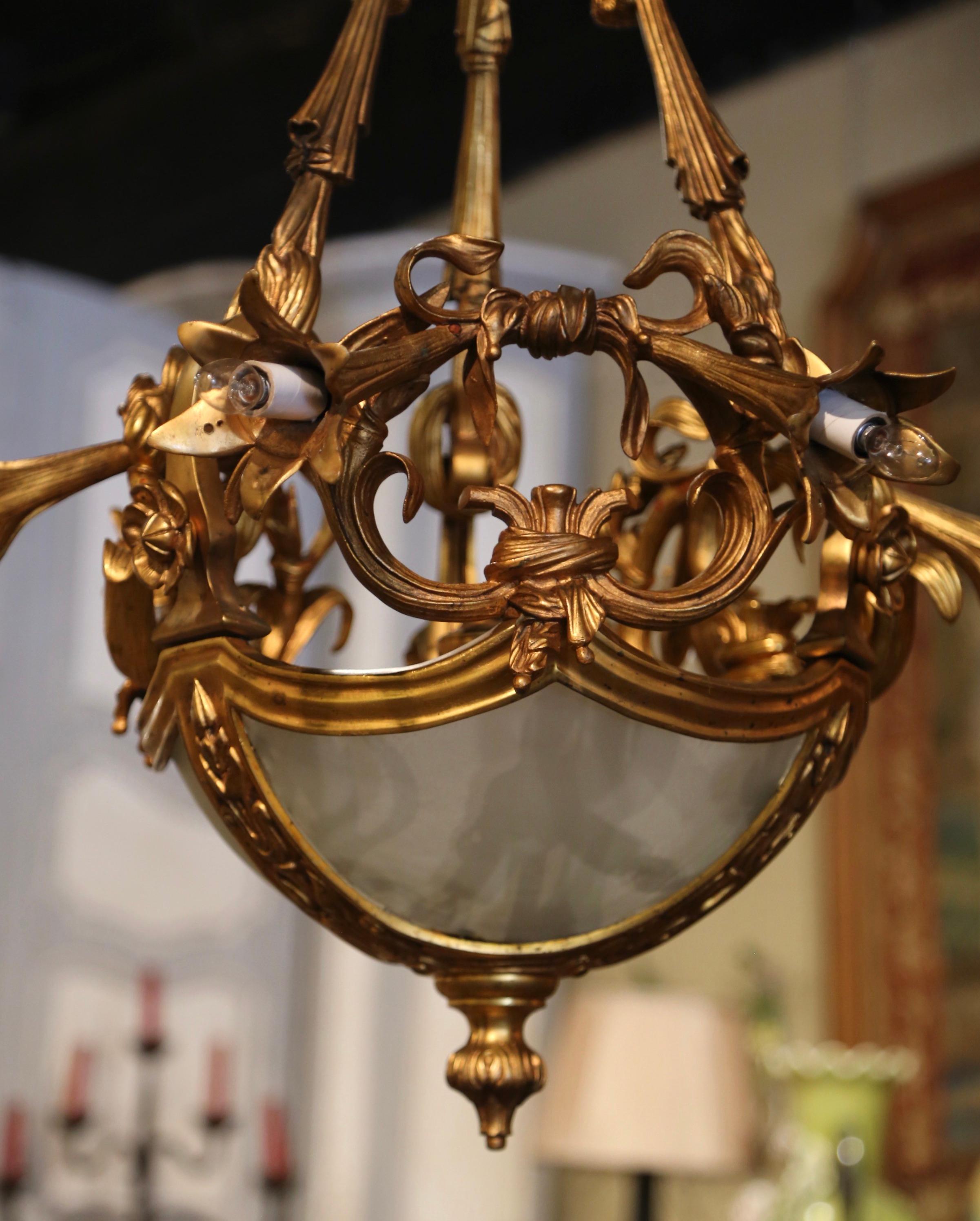 Lustre à neuf lumières en bronze doré et verre dépoli de la Belle Époque du XIXe siècle en vente 5