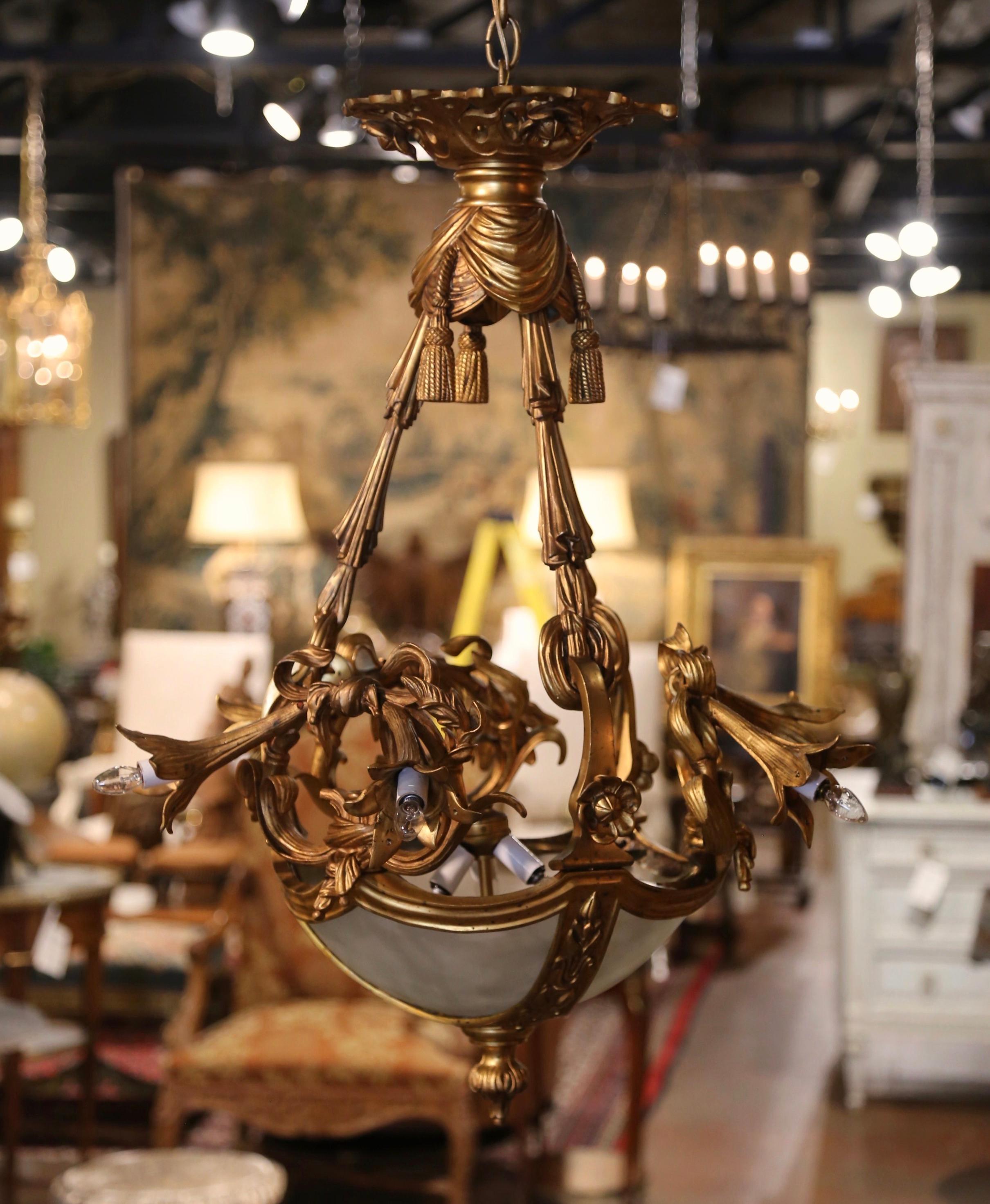 Lustre à neuf lumières en bronze doré et verre dépoli de la Belle Époque du XIXe siècle en vente 6