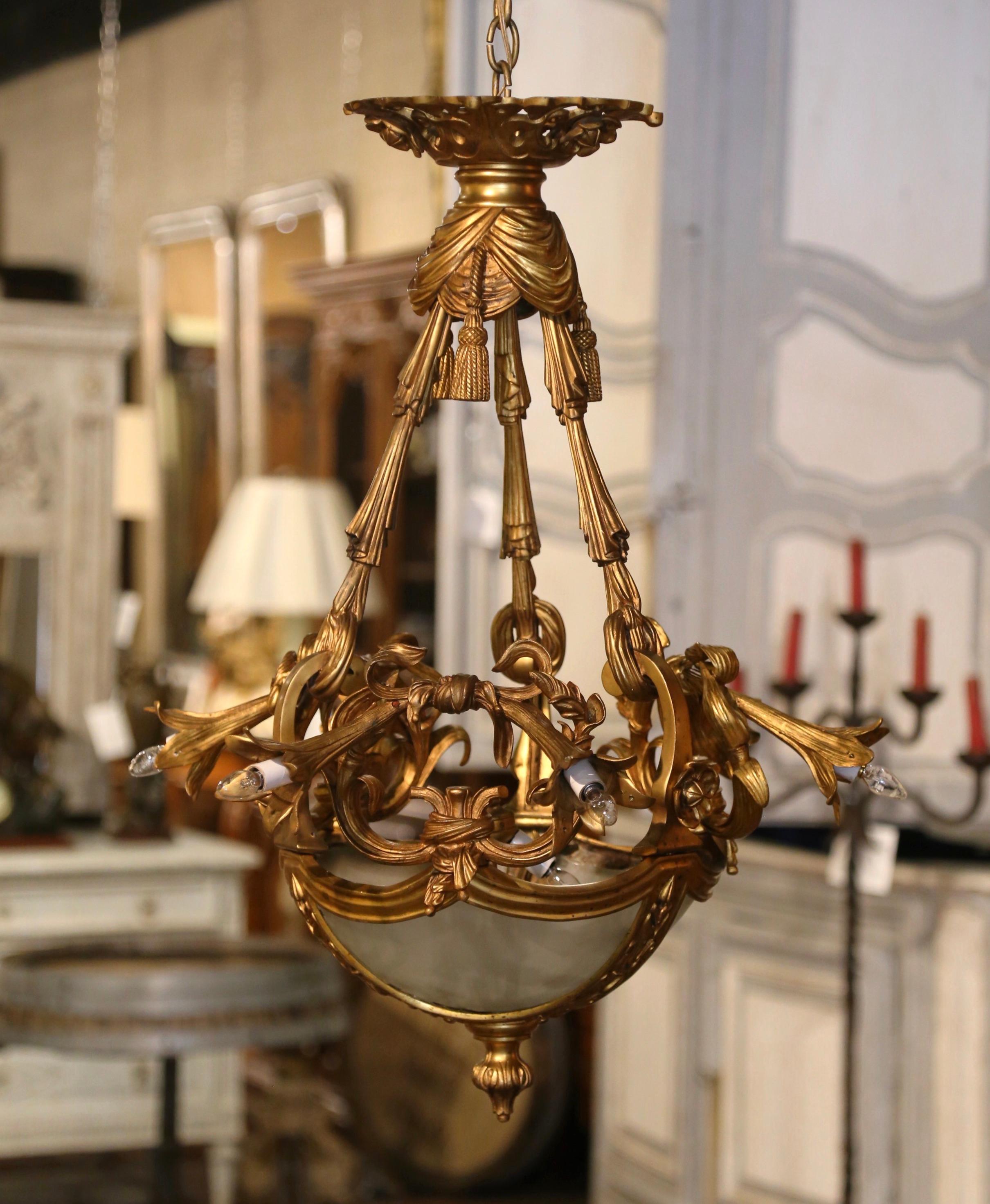 Décorez une entrée, une chambre ou une salle d'eau avec cet élégant lustre en bronze doré antique. Fabriqué en France vers 1880, le luminaire est construit en bronze massif avec des motifs de corde et de guirlande, et agrémenté de verre dépoli à la
