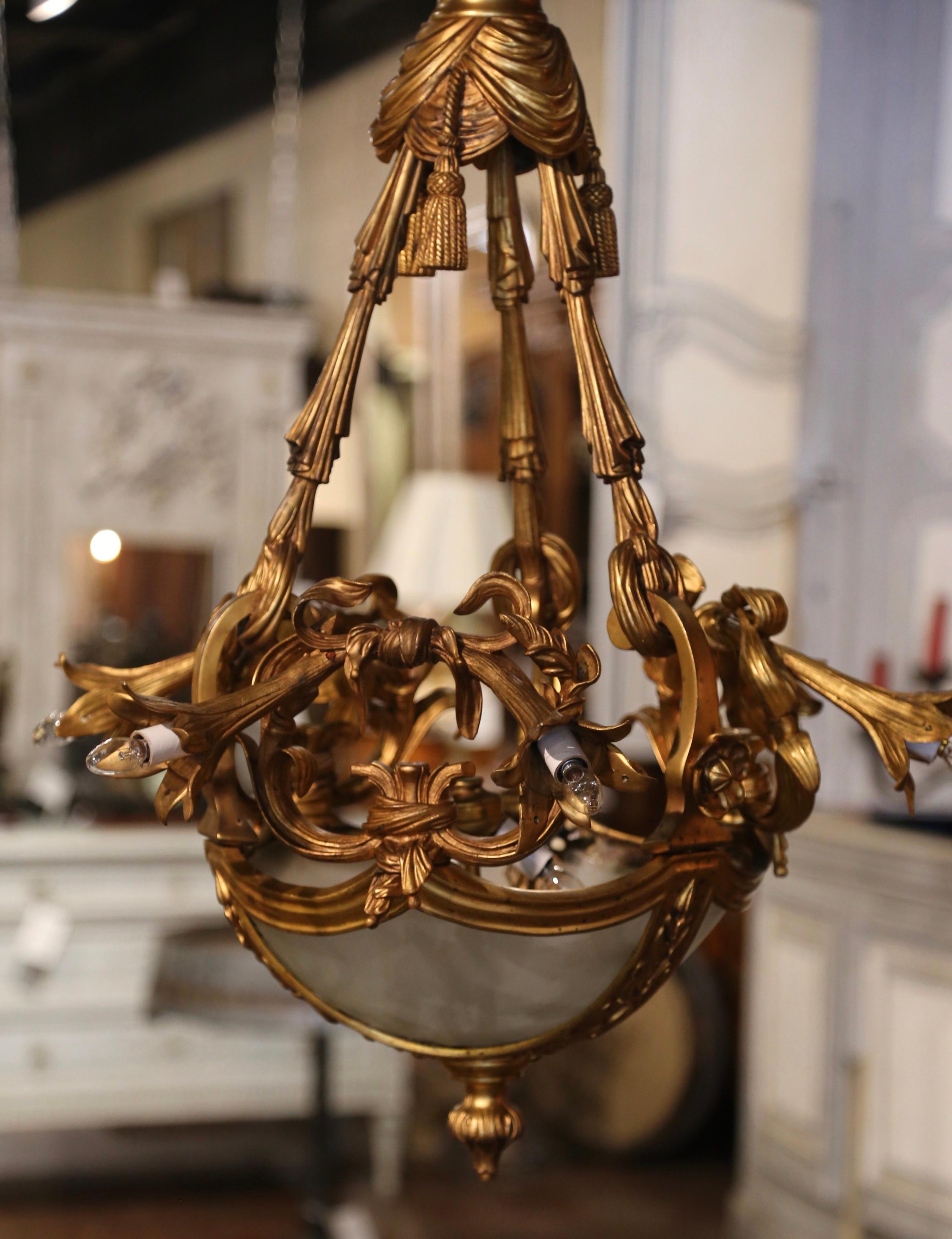 Français Lustre à neuf lumières en bronze doré et verre dépoli de la Belle Époque du XIXe siècle en vente