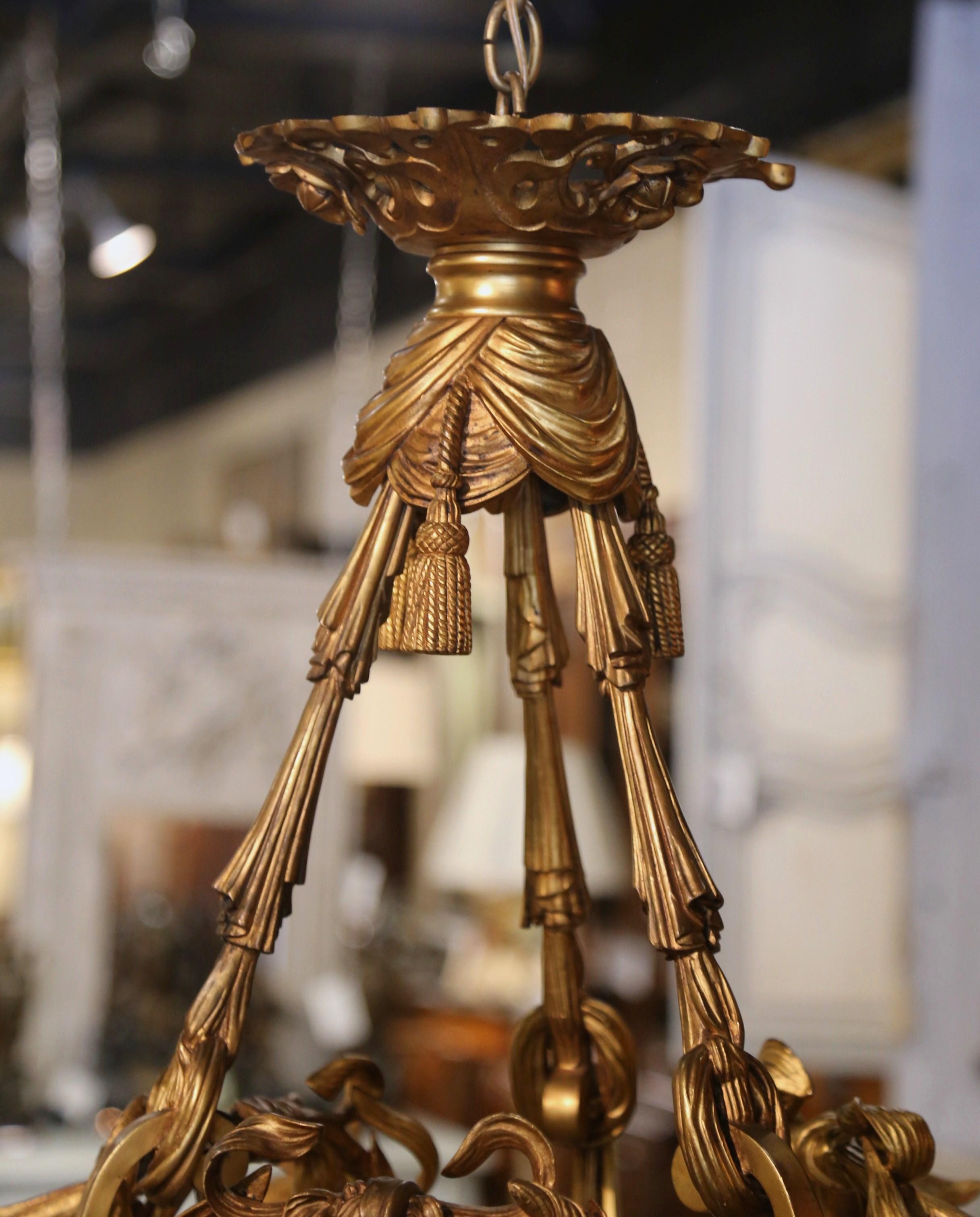 Dépoli Lustre à neuf lumières en bronze doré et verre dépoli de la Belle Époque du XIXe siècle en vente