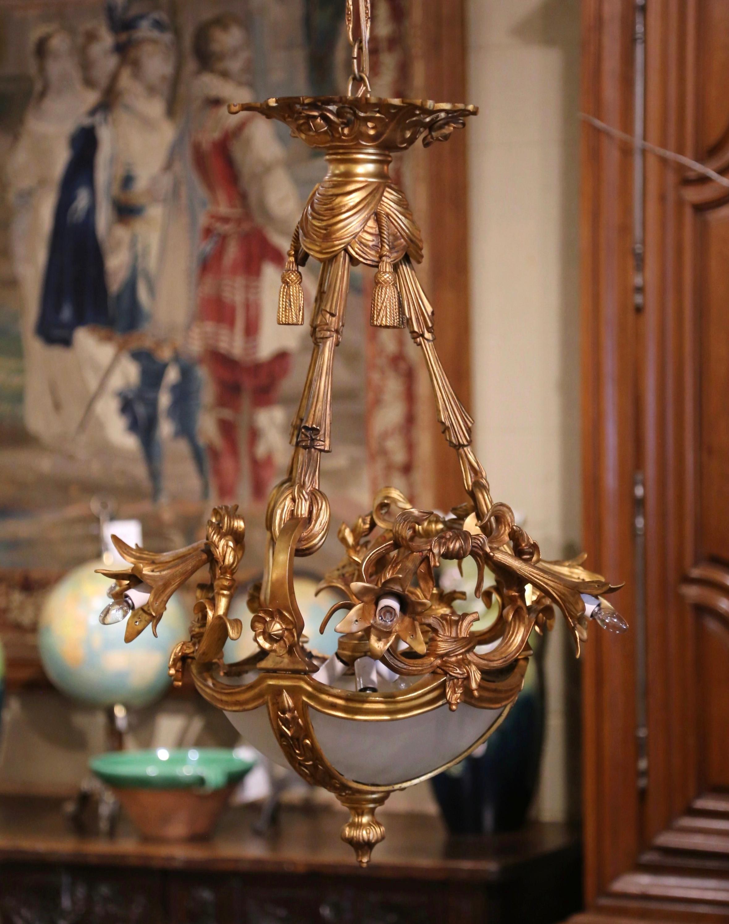 Lustre à neuf lumières en bronze doré et verre dépoli de la Belle Époque du XIXe siècle Excellent état - En vente à Dallas, TX