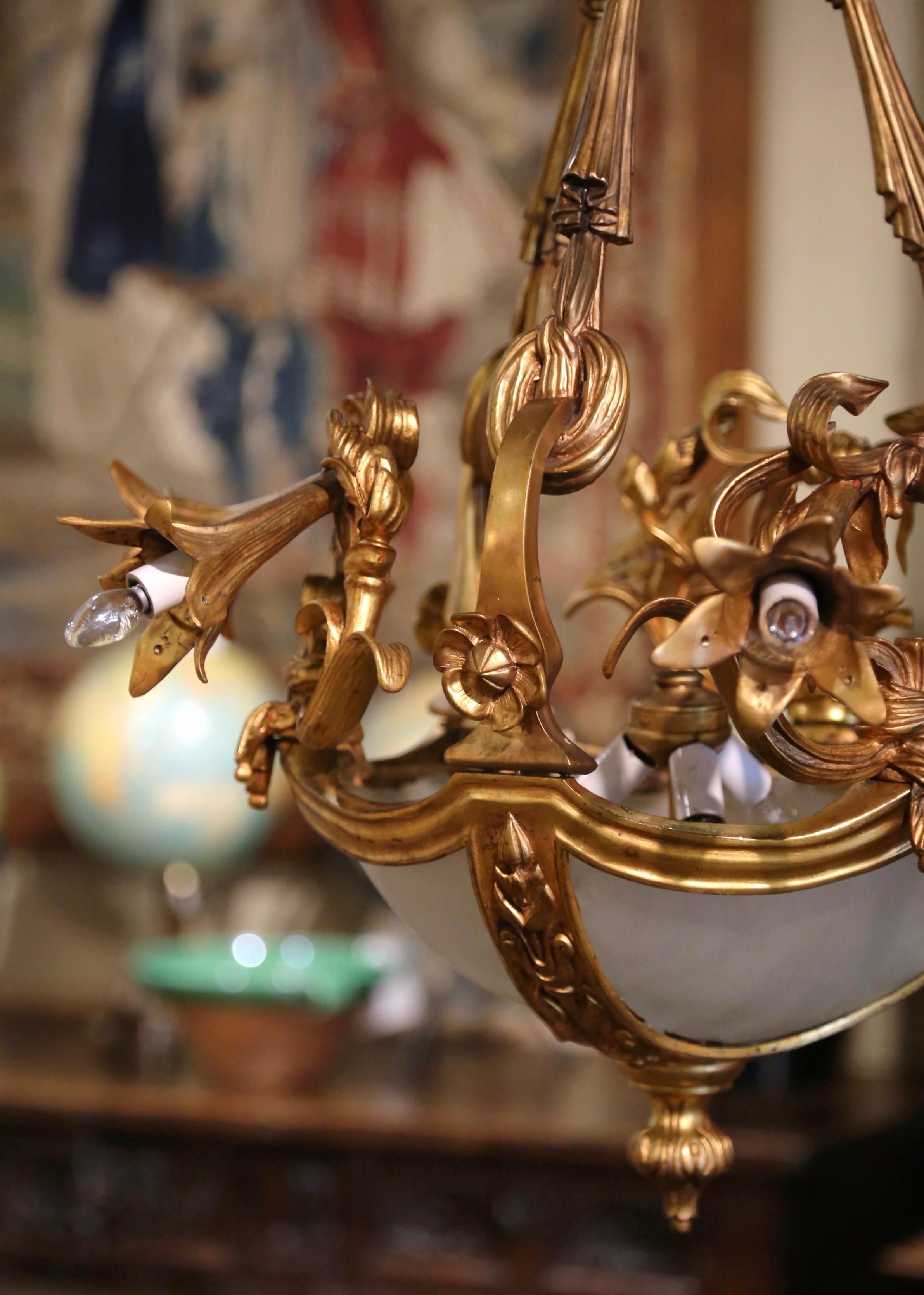 Bronze Lustre à neuf lumières en bronze doré et verre dépoli de la Belle Époque du XIXe siècle en vente