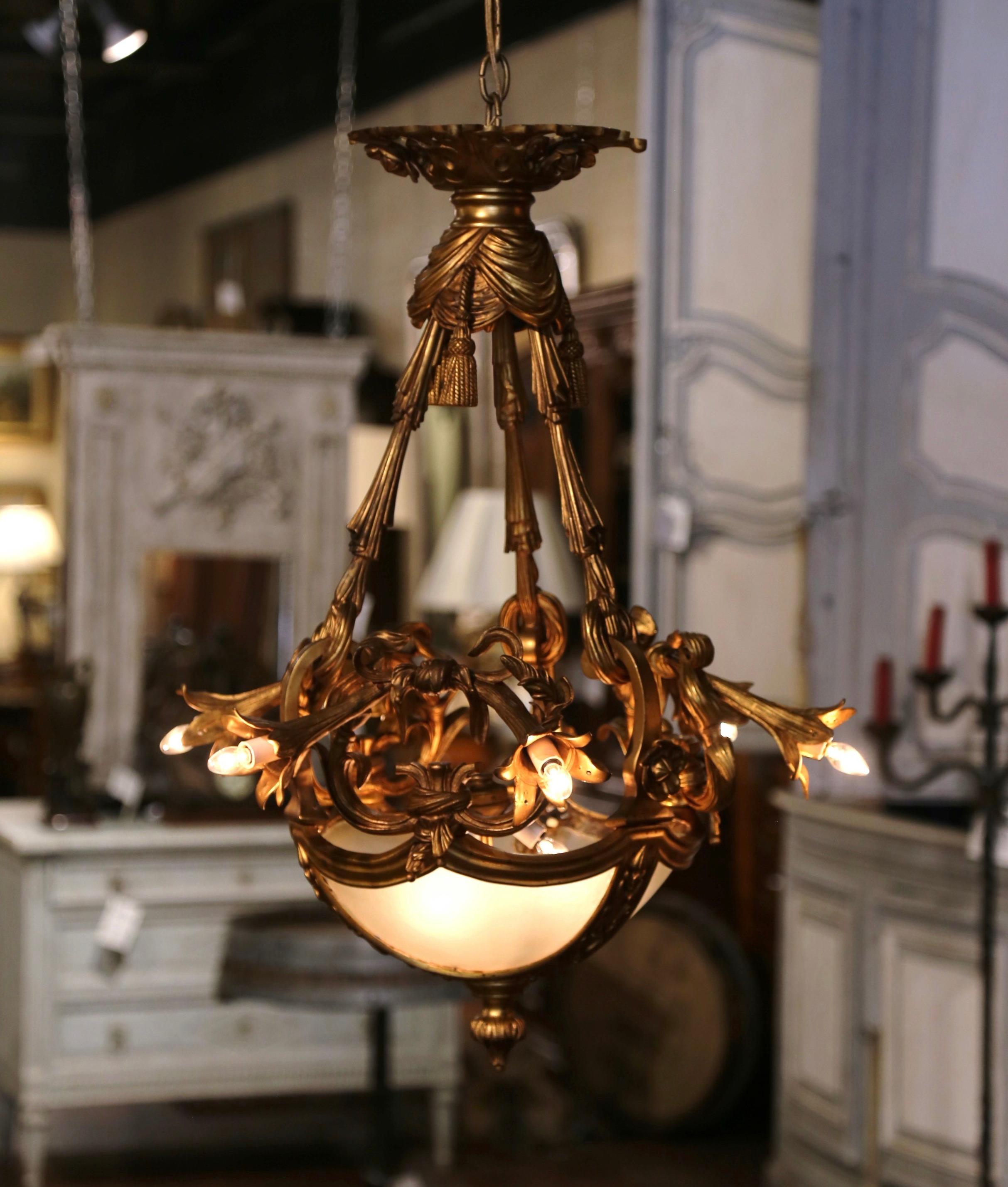 Lustre à neuf lumières en bronze doré et verre dépoli de la Belle Époque du XIXe siècle en vente 1