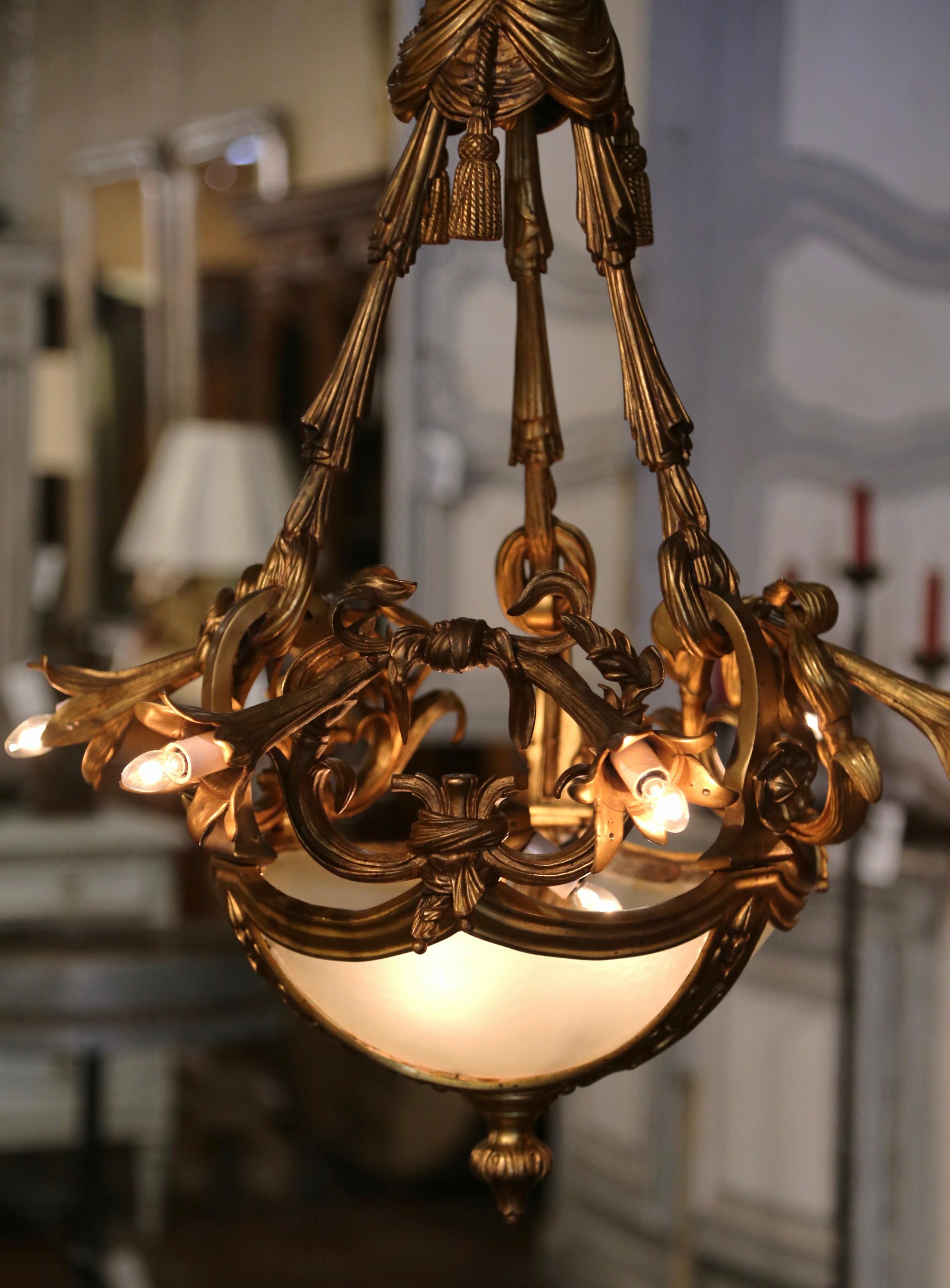 Lustre à neuf lumières en bronze doré et verre dépoli de la Belle Époque du XIXe siècle en vente 2