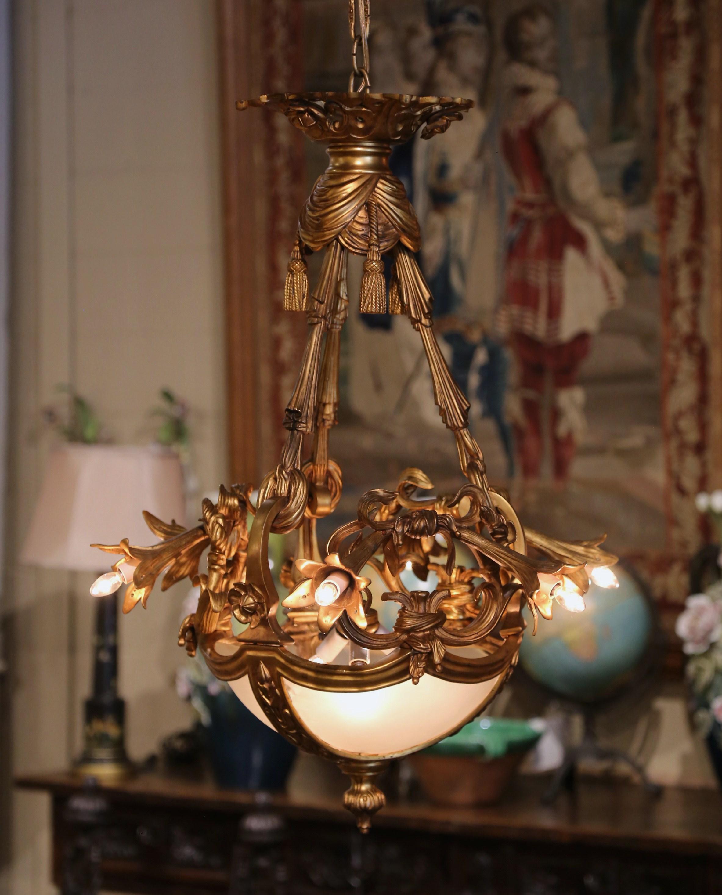Lustre à neuf lumières en bronze doré et verre dépoli de la Belle Époque du XIXe siècle en vente 3