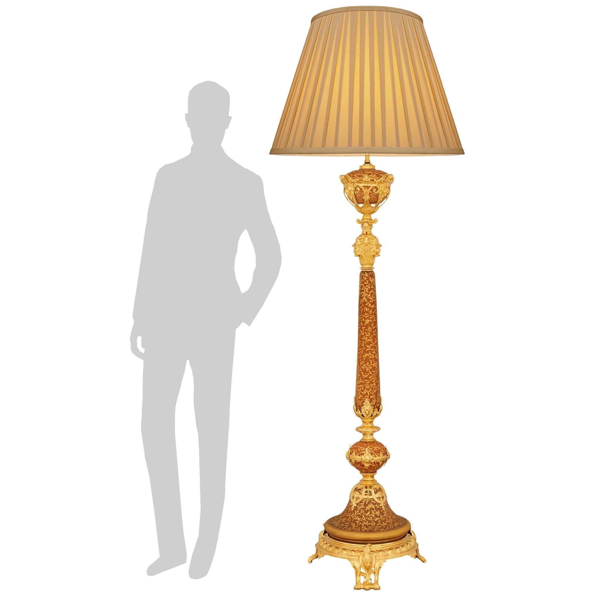 Un'elegante lampada da terra di alta qualità del XIX secolo in stile French Belle Epoque Luigi XV/XVI secolo, con ormeggio e vetro. Questa imponente lampada si erge su una base a treppiede con meravigliosi piedi foliati in Ormolu sotto splendide