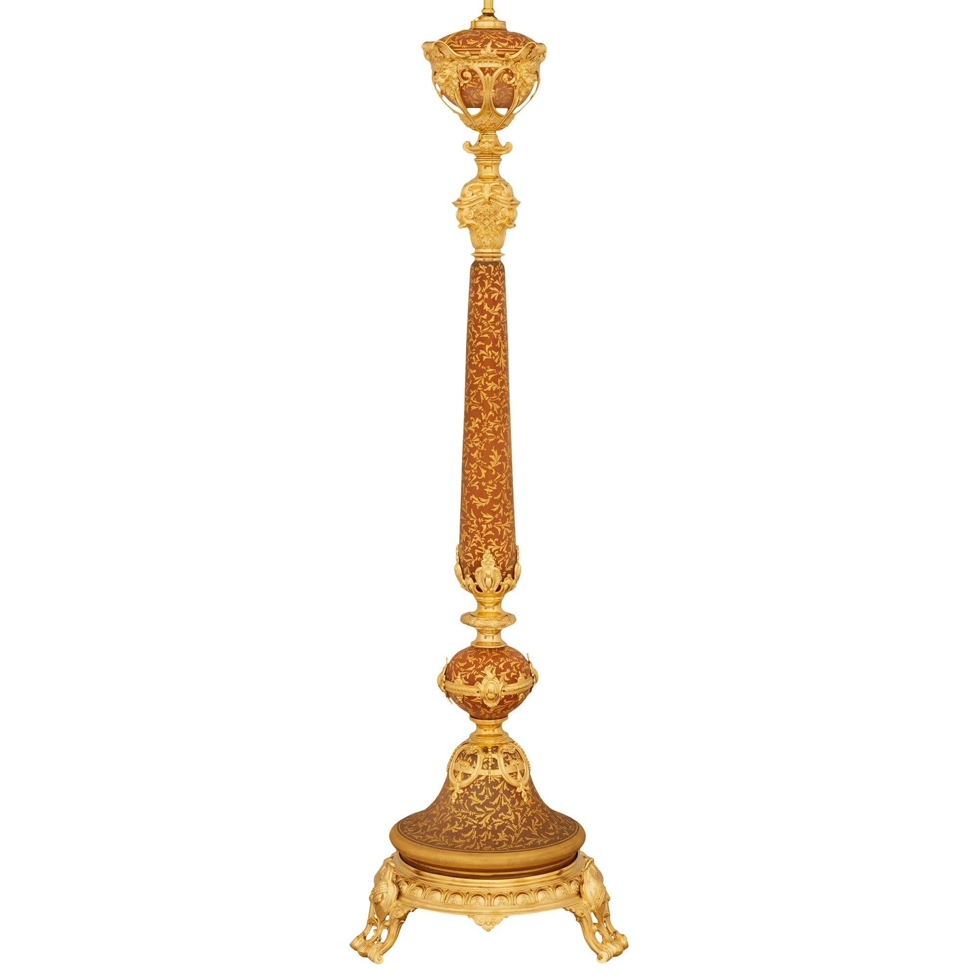 Belle Époque Lampada da terra in ormolu e vetro del XIX secolo, periodo Belle Epoque, Luigi XV/XVI sec. in vendita