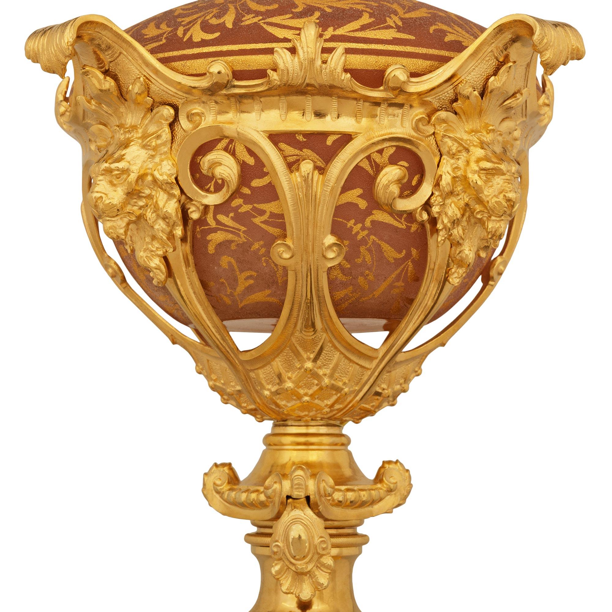 Francese Lampada da terra in ormolu e vetro del XIX secolo, periodo Belle Epoque, Luigi XV/XVI sec. in vendita