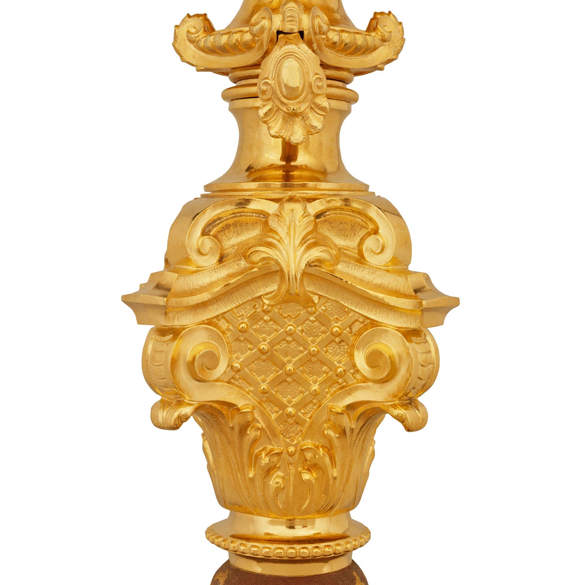 Lampada da terra in ormolu e vetro del XIX secolo, periodo Belle Epoque, Luigi XV/XVI sec. In condizioni buone in vendita a West Palm Beach, FL