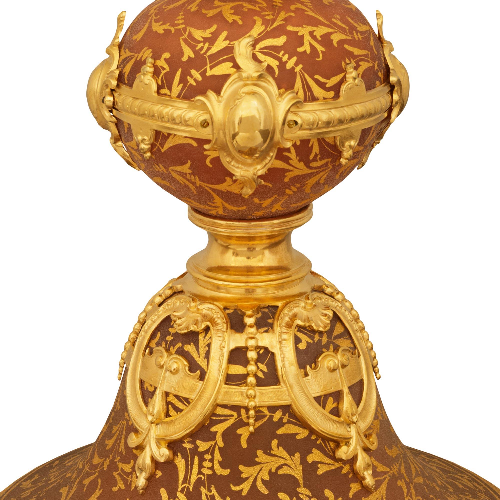 Lampada da terra in ormolu e vetro del XIX secolo, periodo Belle Epoque, Luigi XV/XVI sec. in vendita 2