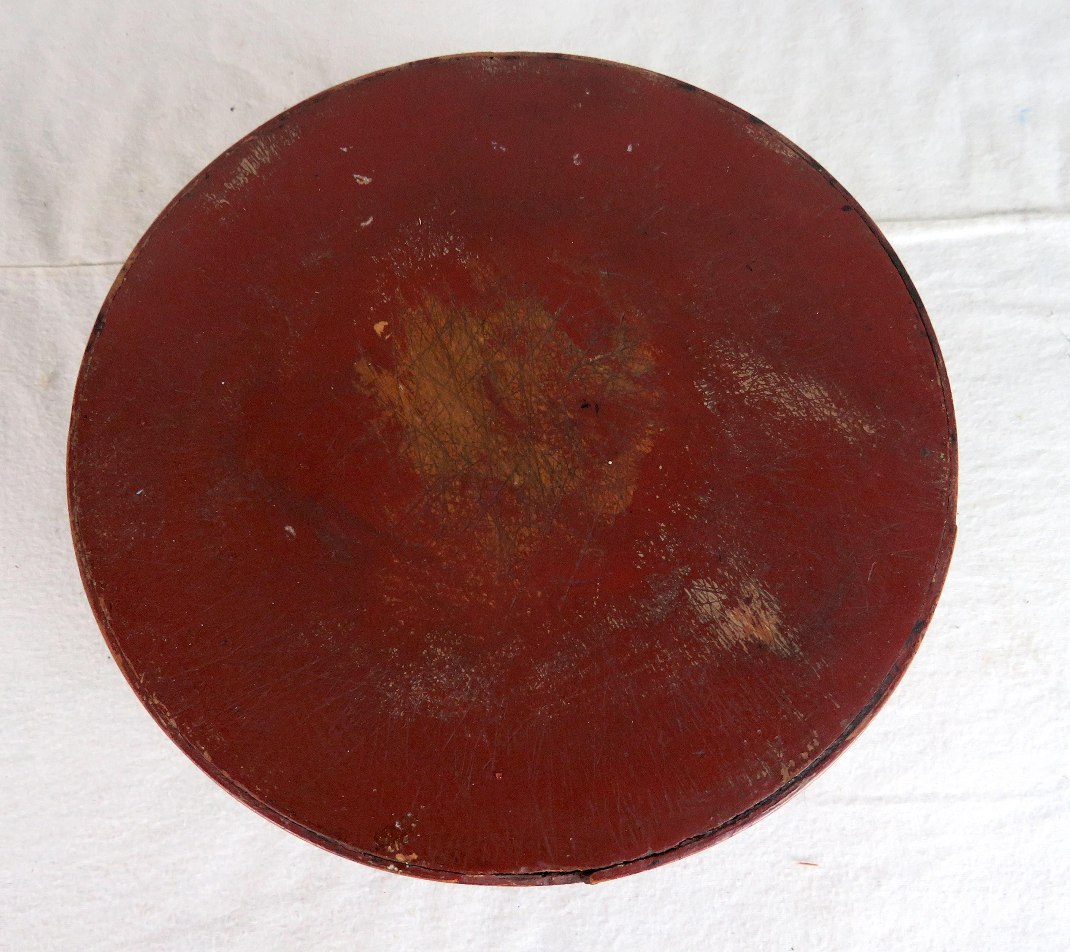 bugholzkiste aus dem 19. Jahrhundert. Runde Form mit roter Farbe.