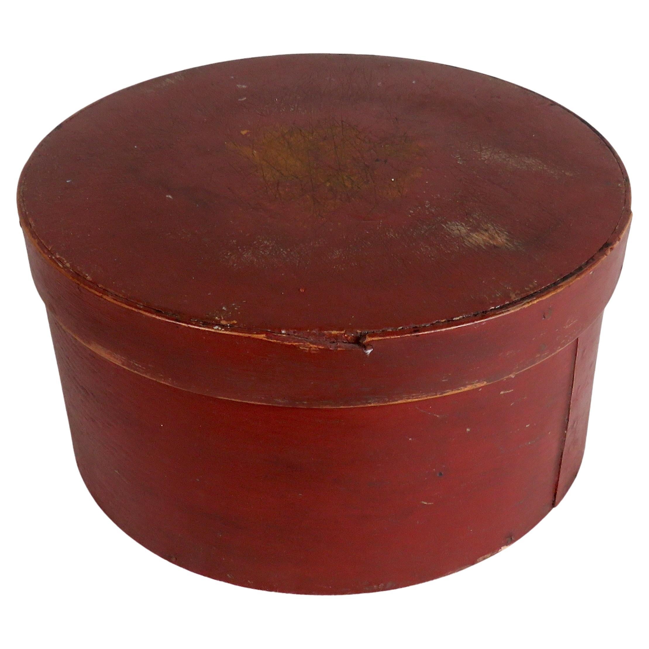 Boîte en bois cintré du 19ème siècle peinte en rouge