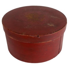 Boîte en bois cintré du 19ème siècle peinte en rouge