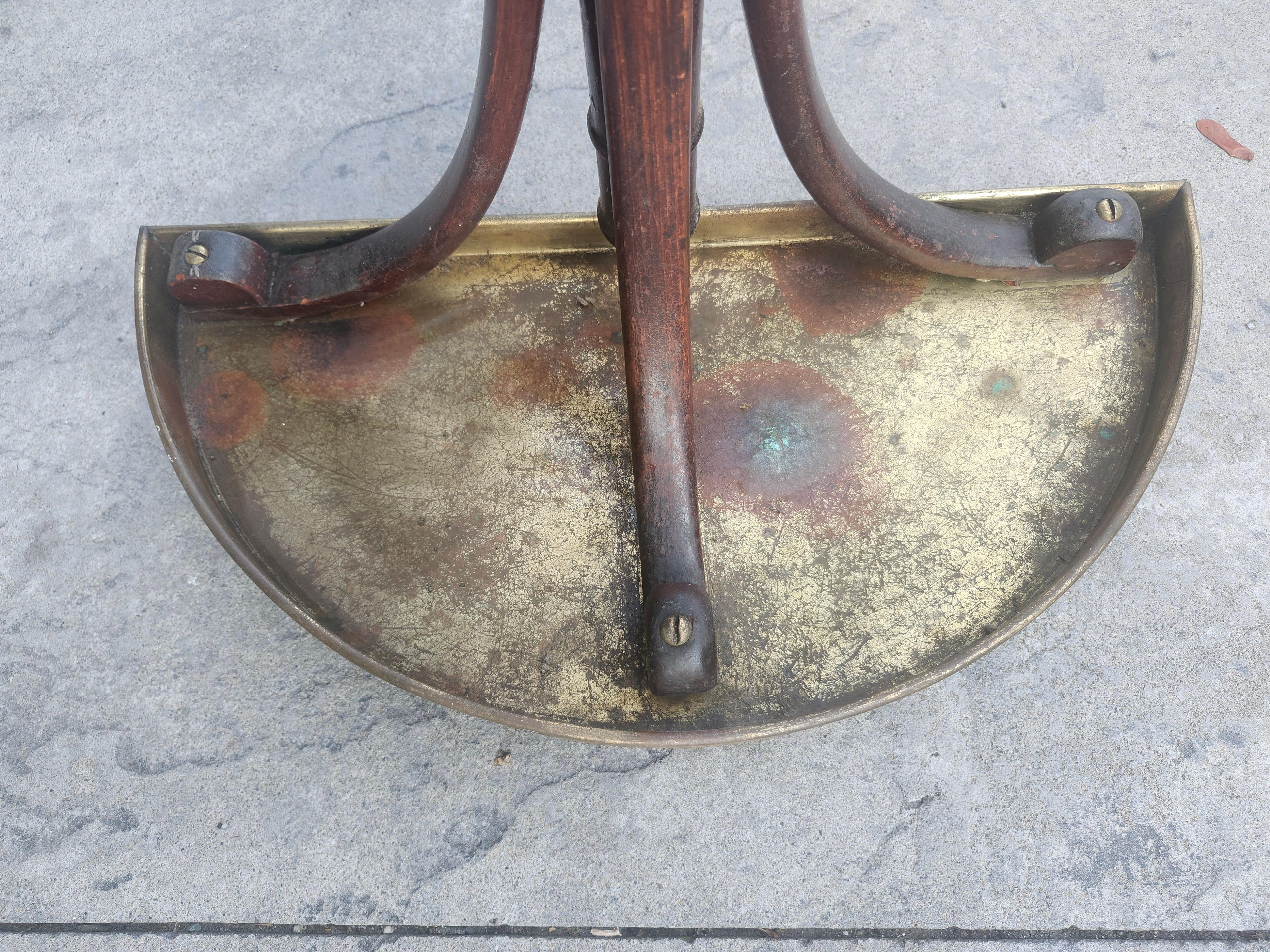 19. Jahrhundert Bugholz Mahagoni Schirmständer w Messing Tablett von Thonet 1875 im Angebot 3