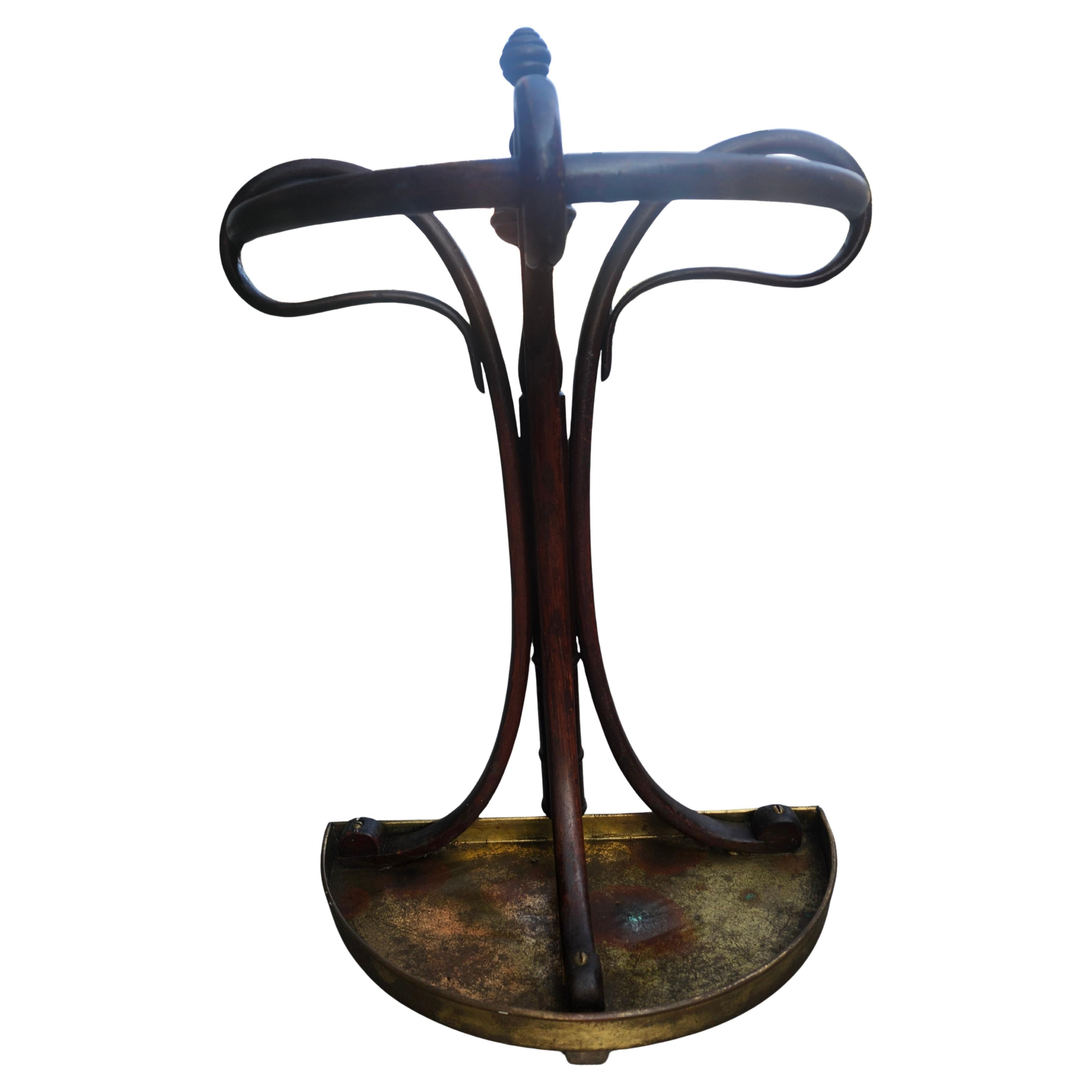 Fantastisches Beispiel eines frühen Schirmständers aus Bugholz von Thonet Co. Aus dem späten 19. Jahrhundert. Jugendstil-Styling mit fantastischen Kurven, die ihrem ursprünglichen Design treu geblieben sind. Messingschale ebenfalls original. Keine