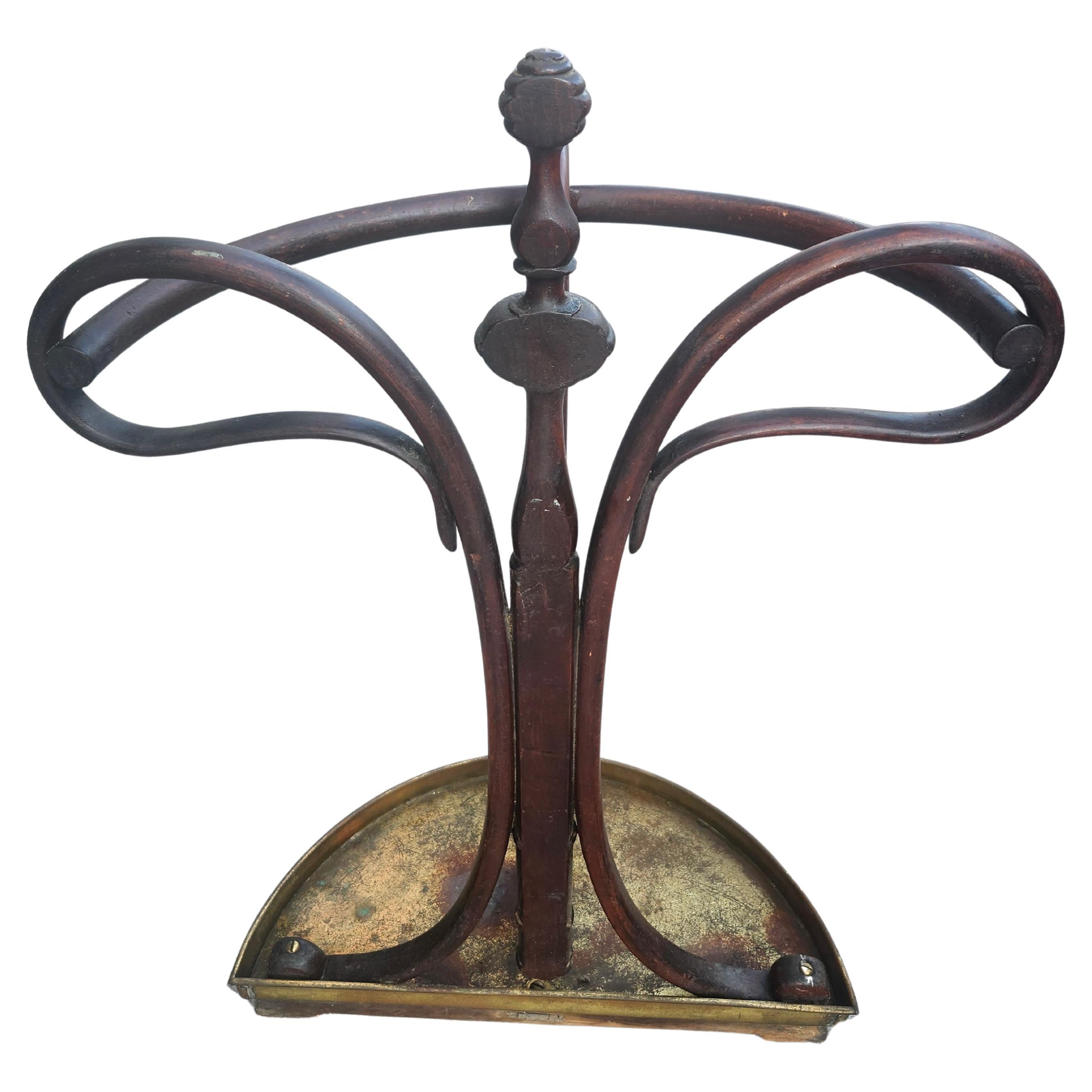 19. Jahrhundert Bugholz Mahagoni Schirmständer w Messing Tablett von Thonet 1875 (Handgefertigt) im Angebot