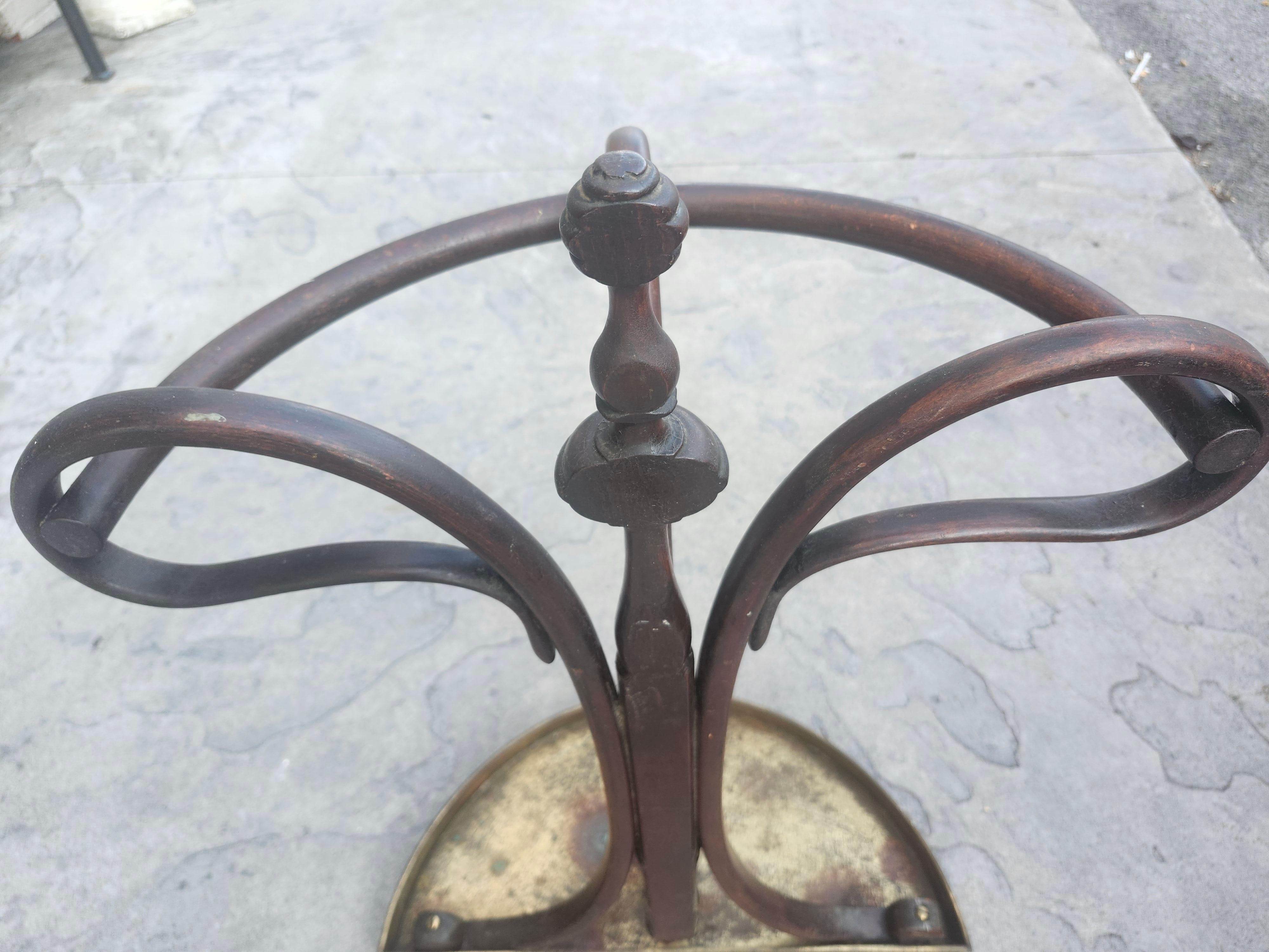 19. Jahrhundert Bugholz Mahagoni Schirmständer w Messing Tablett von Thonet 1875 im Angebot 1