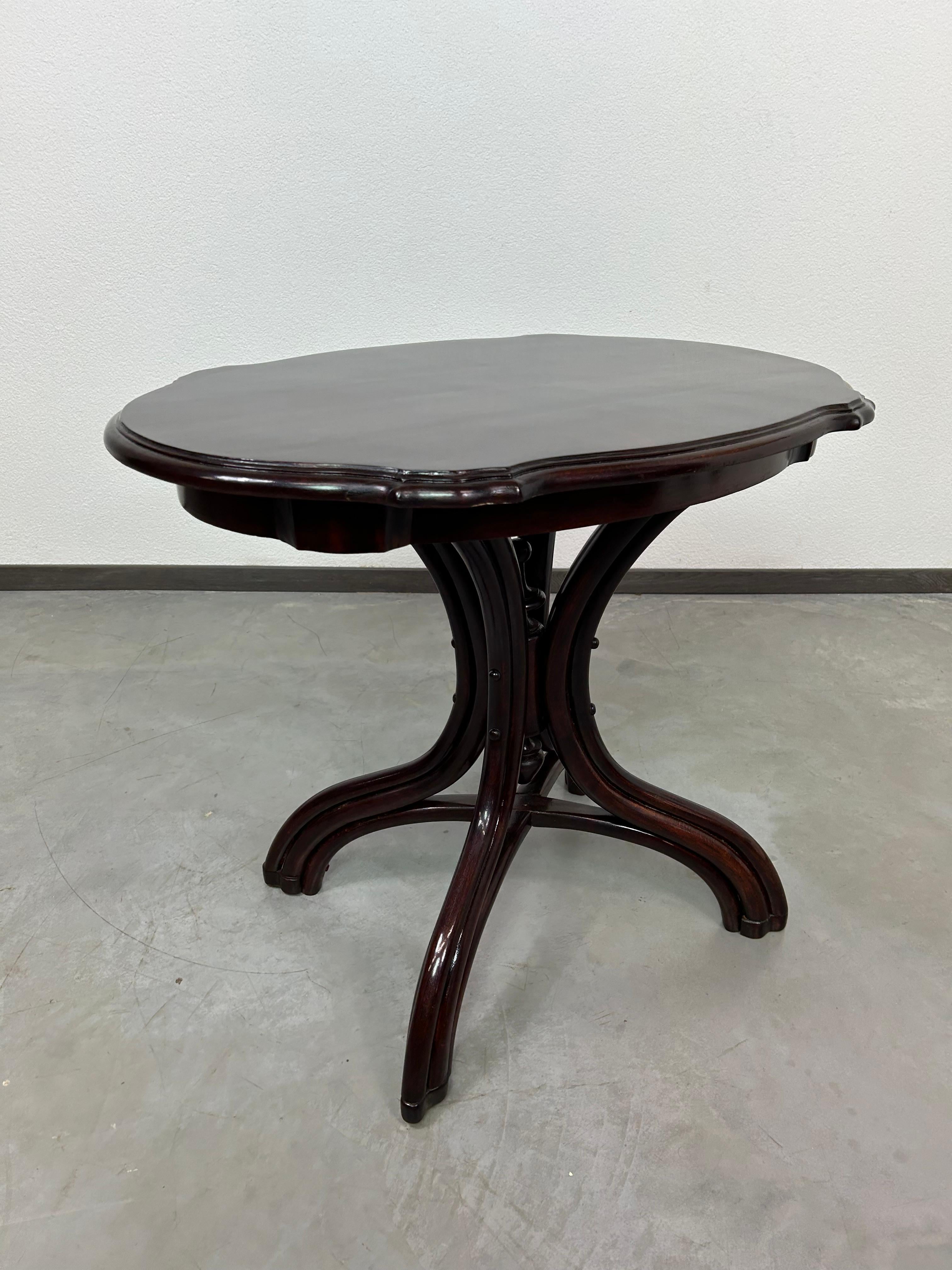 Table Thonet en bois courbé du 19e siècle en vente 2