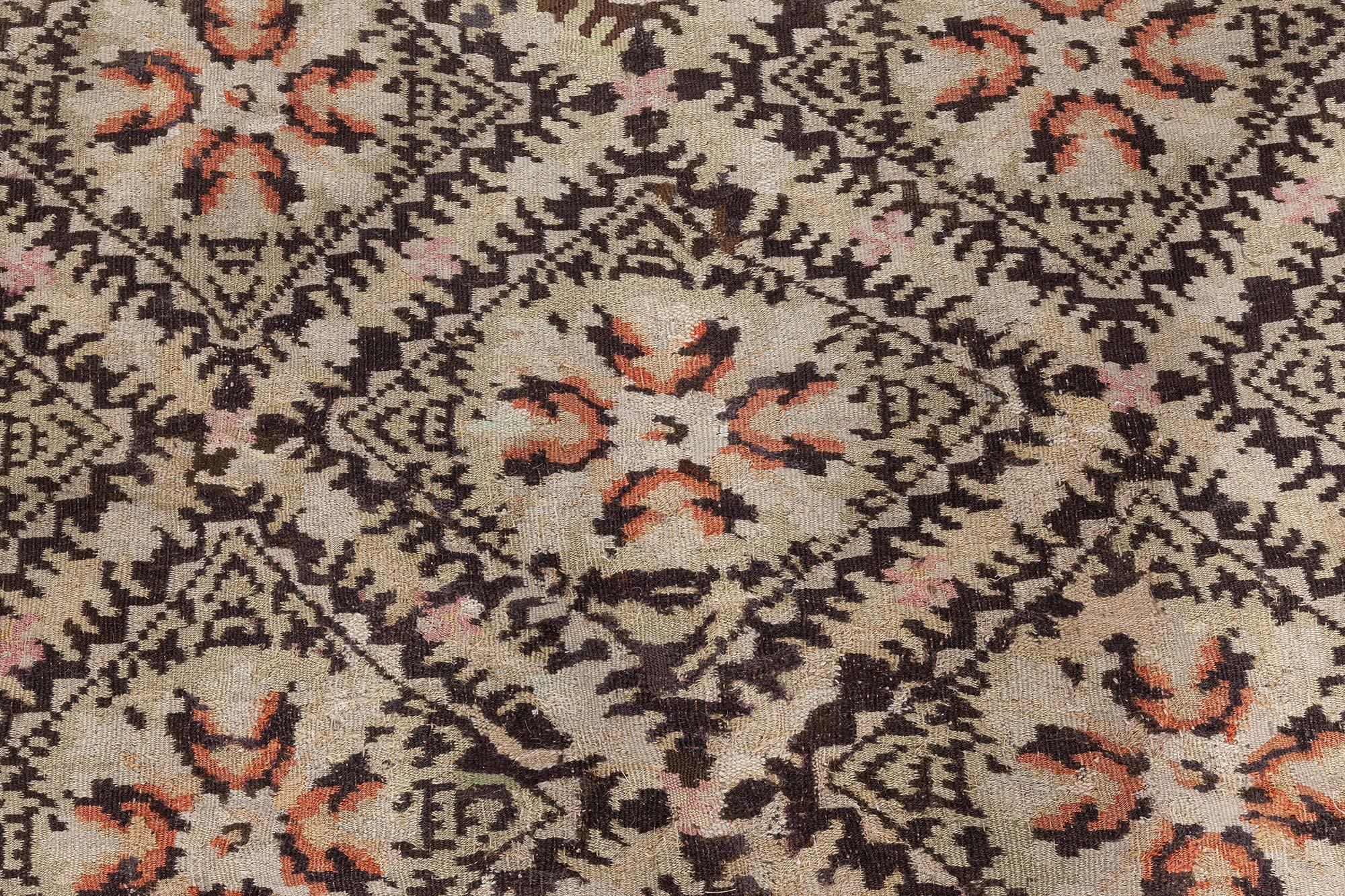 Tapis en laine beige et marron de Bessarabie du 19e siècle, fait à la main.
Taille : 11'2
