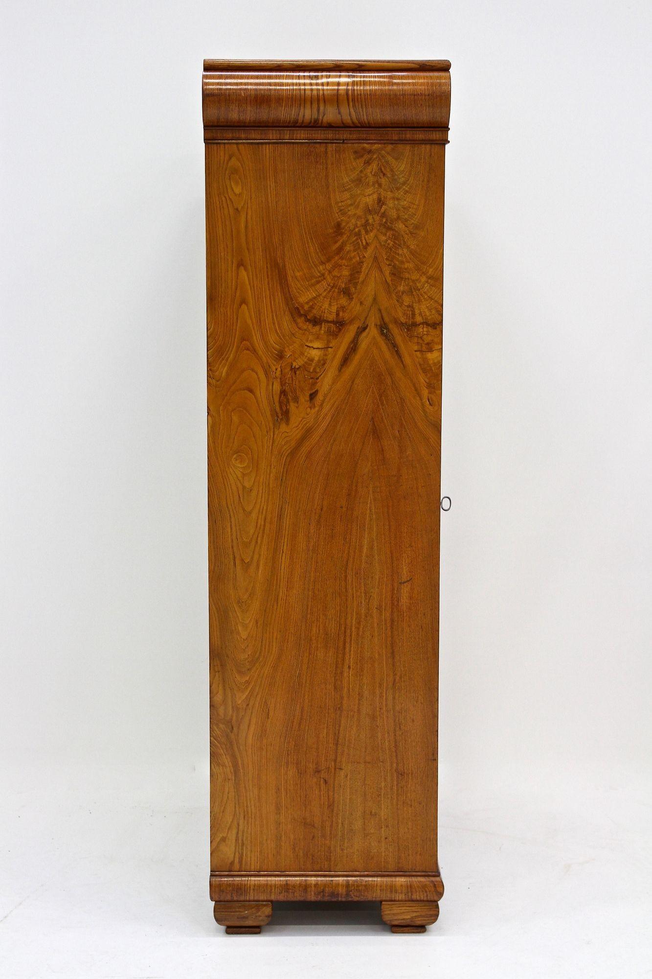 Biedemeier-Schränke des 19. Jahrhunderts – Paar, Eschenholz mit Intarsienarbeit, CZ ca. 1860 im Angebot 3