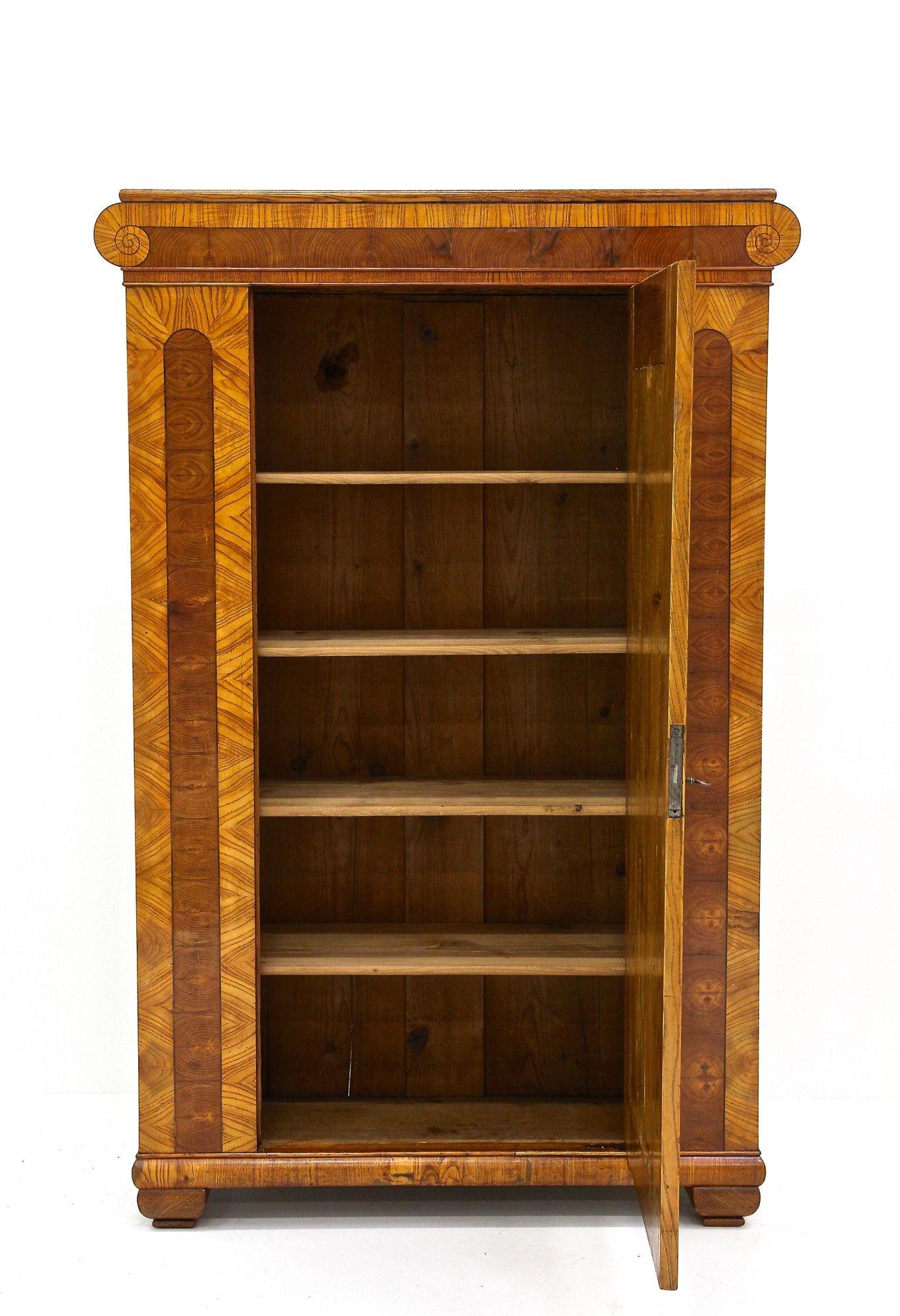Biedemeier-Schränke des 19. Jahrhunderts – Paar, Eschenholz mit Intarsienarbeit, CZ ca. 1860 im Angebot 6