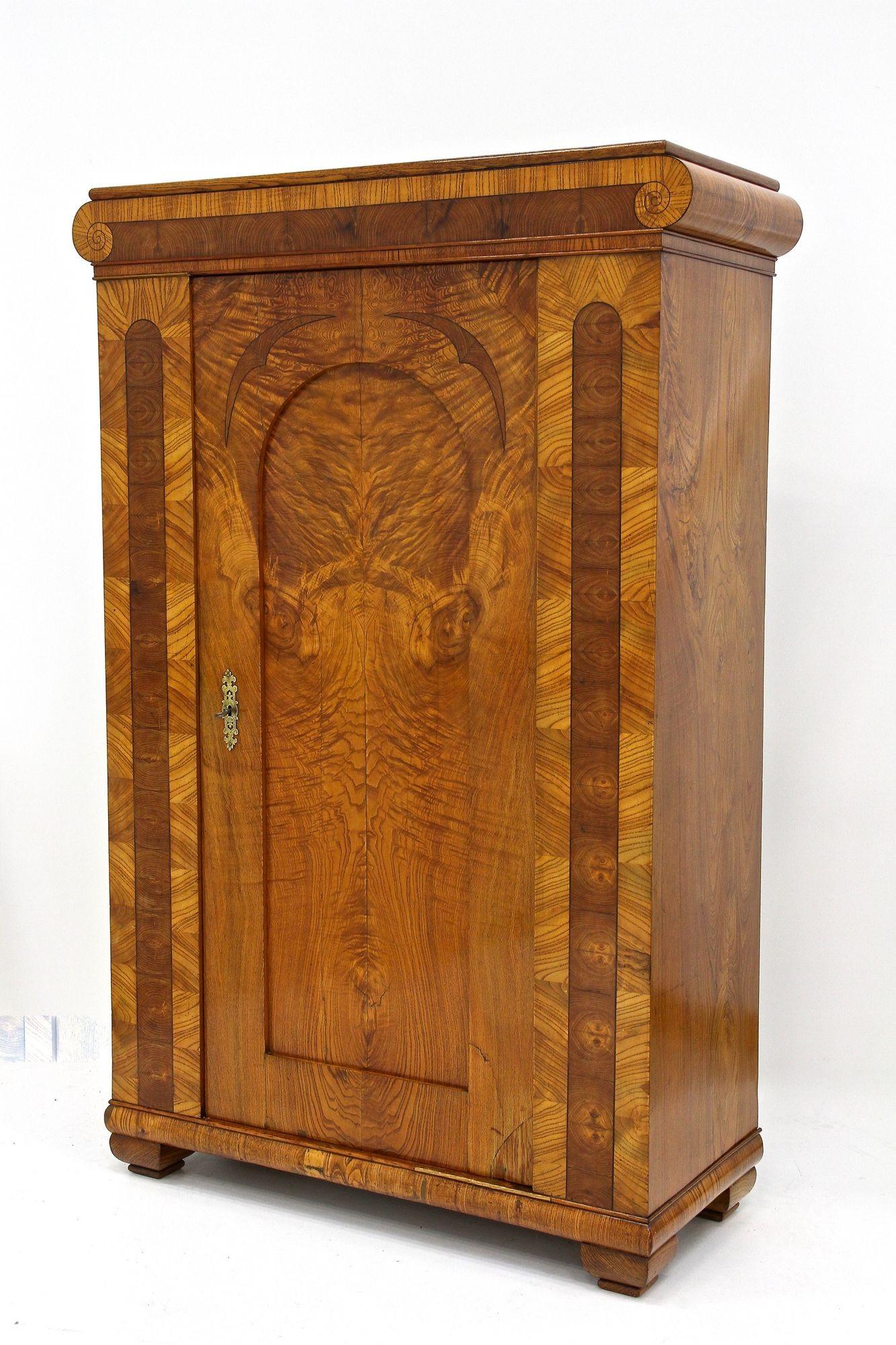 Biedemeier-Schränke des 19. Jahrhunderts – Paar, Eschenholz mit Intarsienarbeit, CZ ca. 1860 im Angebot 7