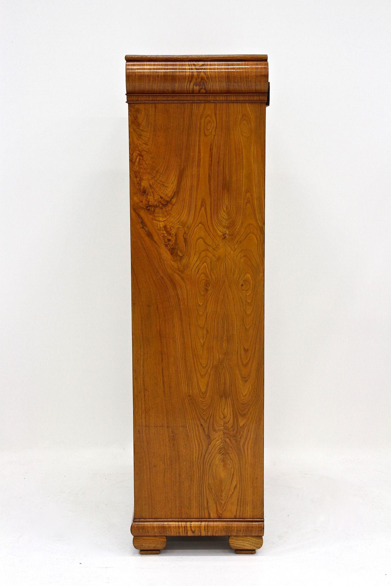 Biedemeier-Schränke des 19. Jahrhunderts – Paar, Eschenholz mit Intarsienarbeit, CZ ca. 1860 im Angebot 12