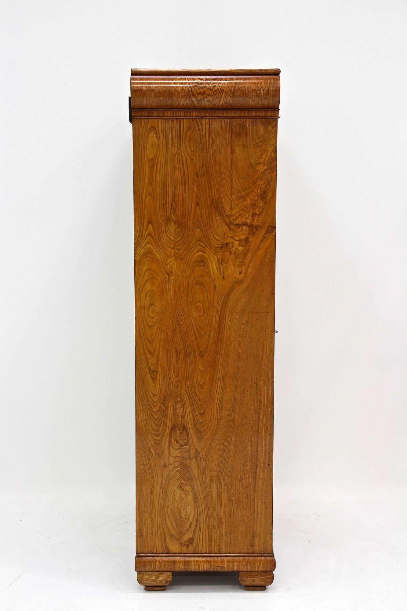 Biedemeier-Schränke des 19. Jahrhunderts – Paar, Eschenholz mit Intarsienarbeit, CZ ca. 1860 im Angebot 13