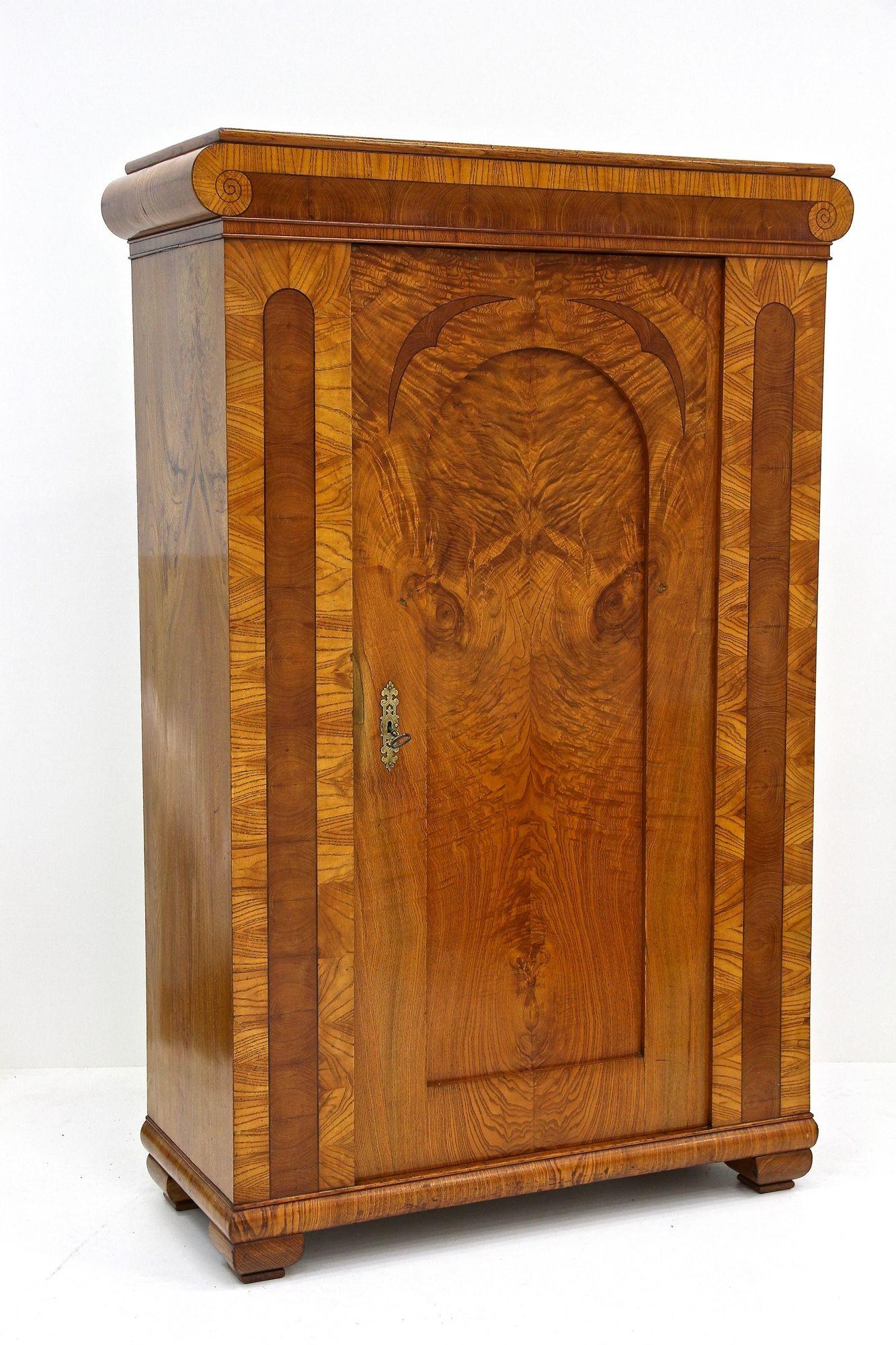 Biedemeier-Schränke des 19. Jahrhunderts – Paar, Eschenholz mit Intarsienarbeit, CZ ca. 1860 (Biedermeier) im Angebot