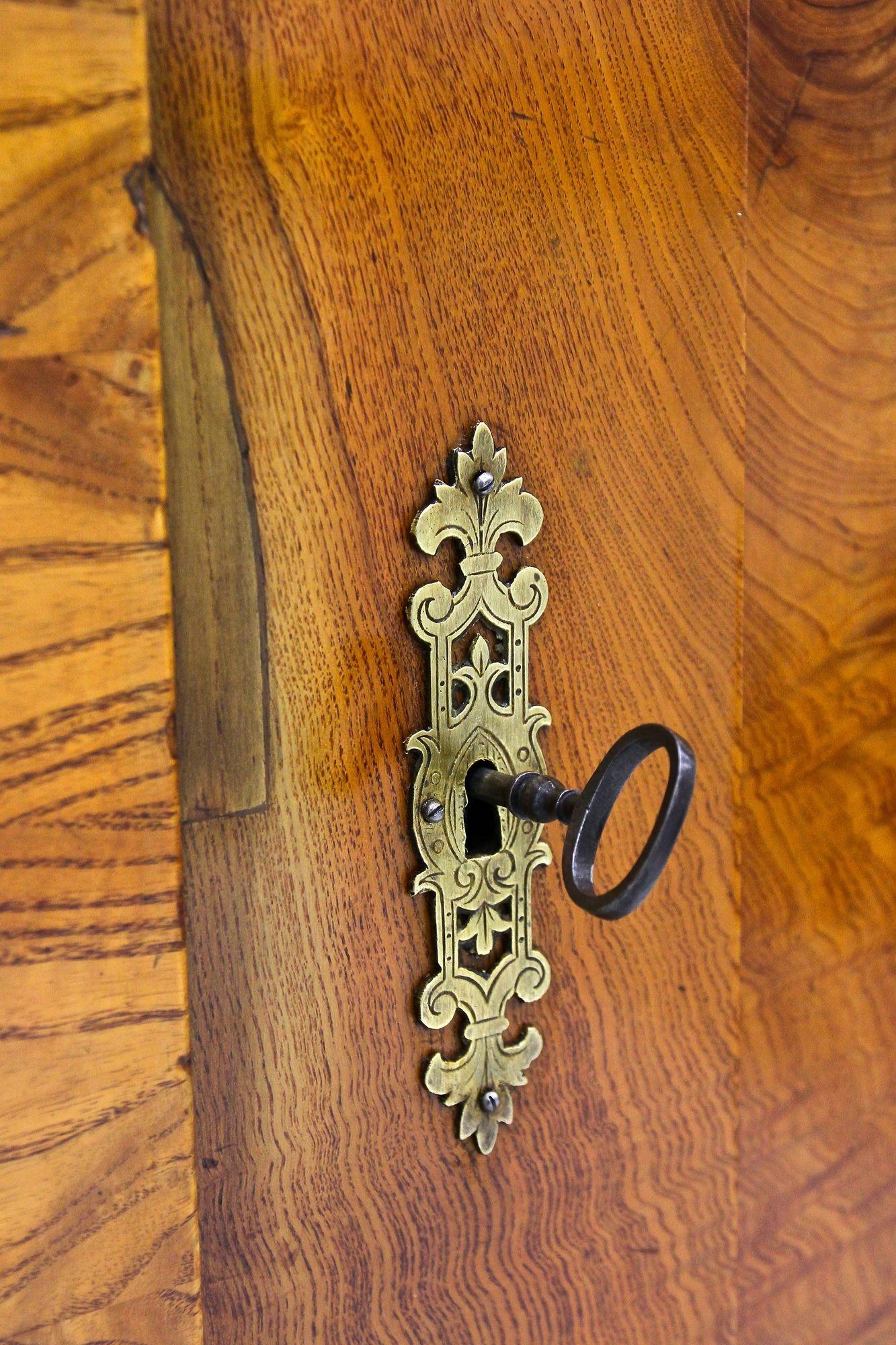 Biedemeier-Schränke des 19. Jahrhunderts – Paar, Eschenholz mit Intarsienarbeit, CZ ca. 1860 (Tschechisch) im Angebot