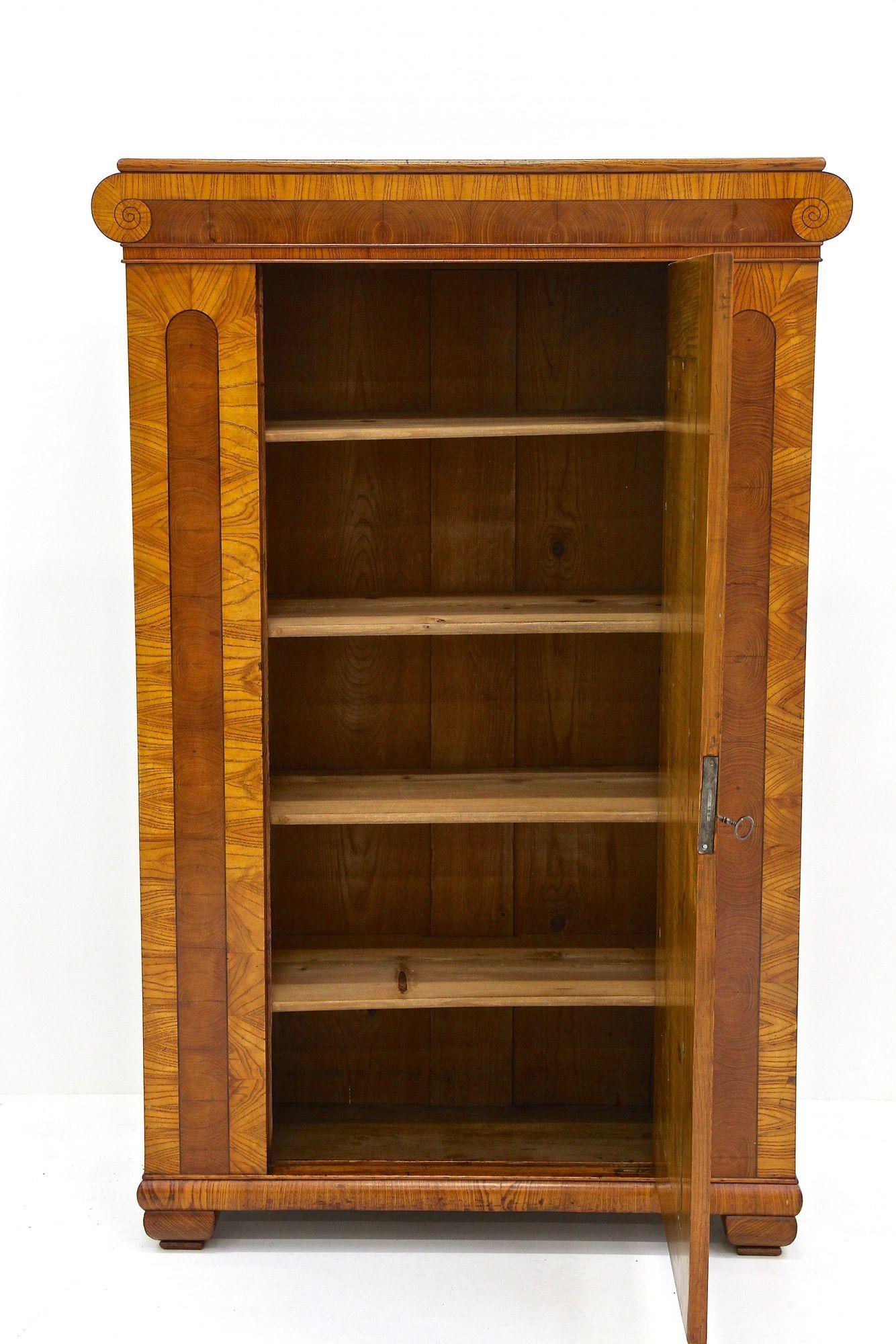Biedemeier-Schränke des 19. Jahrhunderts – Paar, Eschenholz mit Intarsienarbeit, CZ ca. 1860 (Handgefertigt) im Angebot