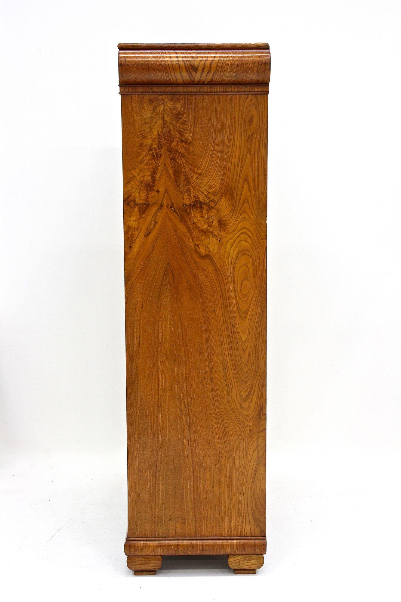 Biedemeier-Schränke des 19. Jahrhunderts – Paar, Eschenholz mit Intarsienarbeit, CZ ca. 1860 im Angebot 2