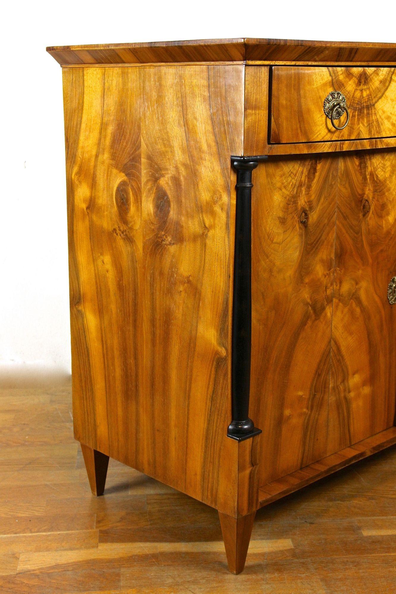 19th Century Biedemeier Nutwood Commode/ Trumeau , Austria circa 1825 in vendita 2