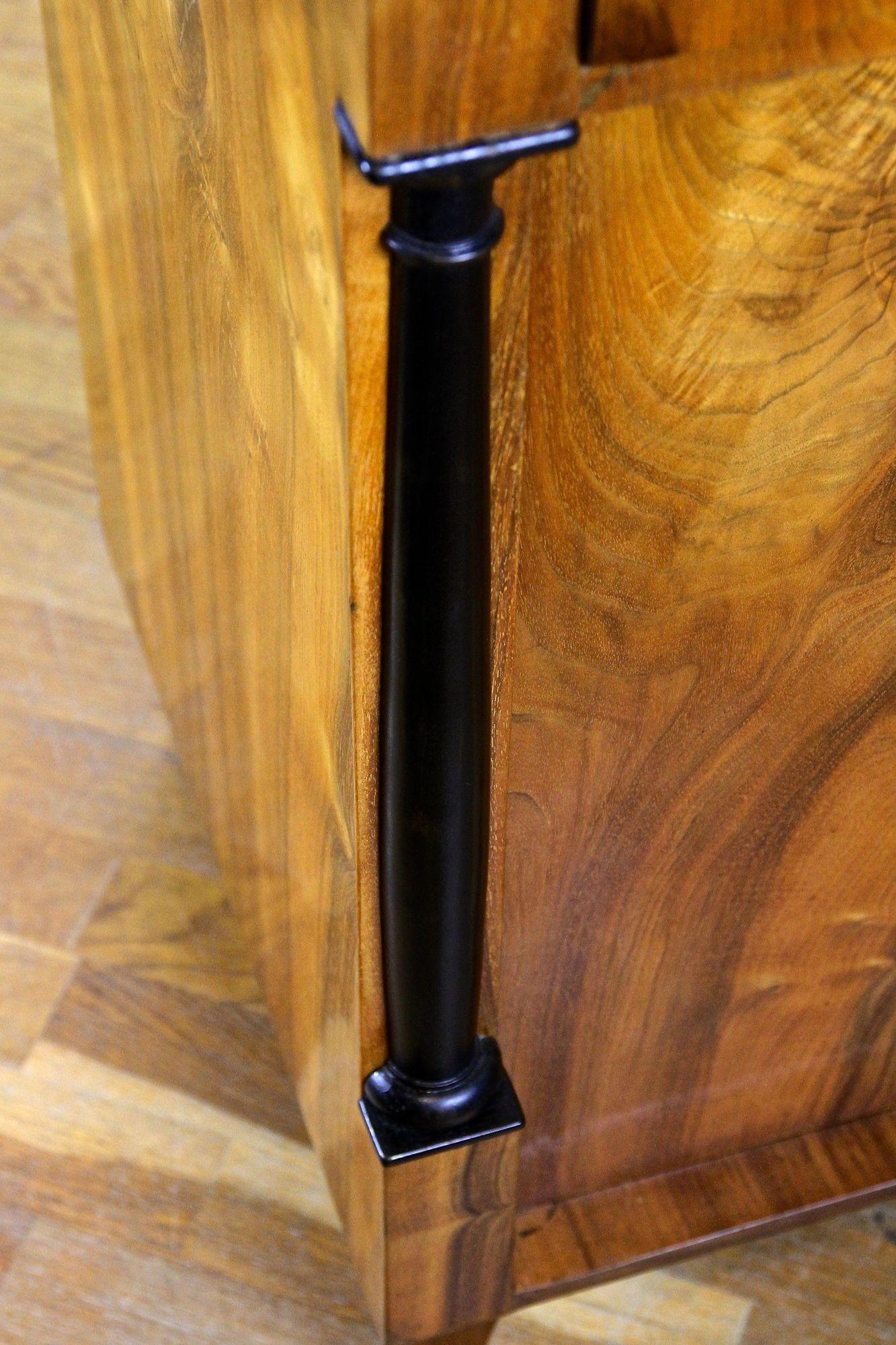 19th Century Biedemeier Nutwood Commode/ Trumeau , Austria circa 1825 in vendita 3