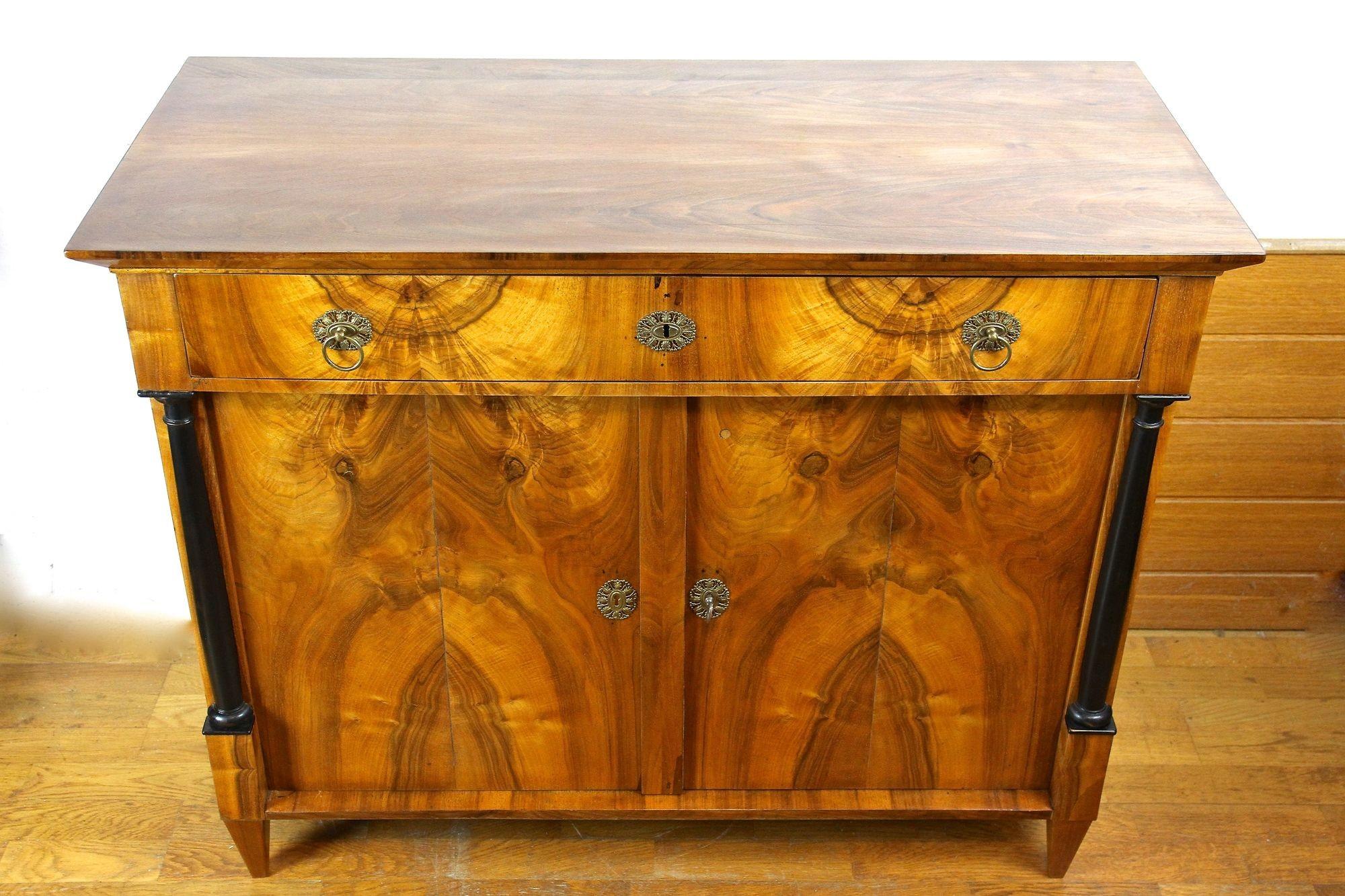 Biedermeier 19th Century Biedemeier Nutwood Commode/ Trumeau , Austria circa 1825 in vendita