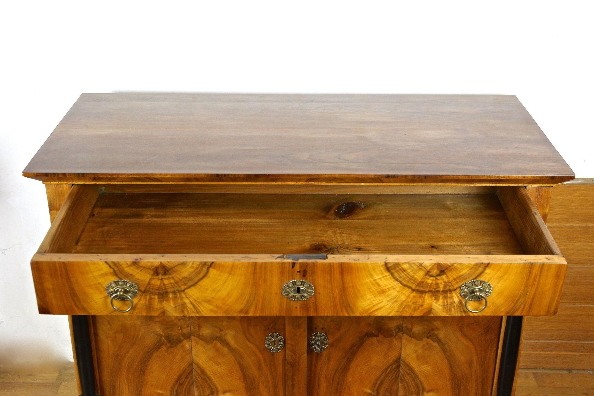 Austriaco 19th Century Biedemeier Nutwood Commode/ Trumeau , Austria circa 1825 in vendita