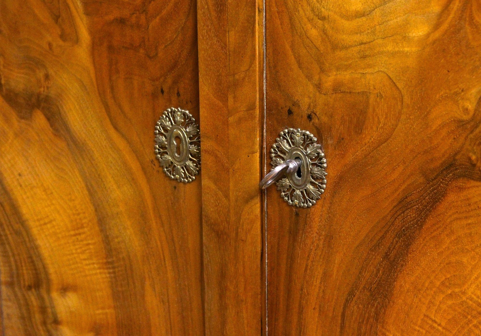 19th Century Biedemeier Nutwood Commode/ Trumeau , Austria circa 1825 In condizioni buone in vendita a Lichtenberg, AT