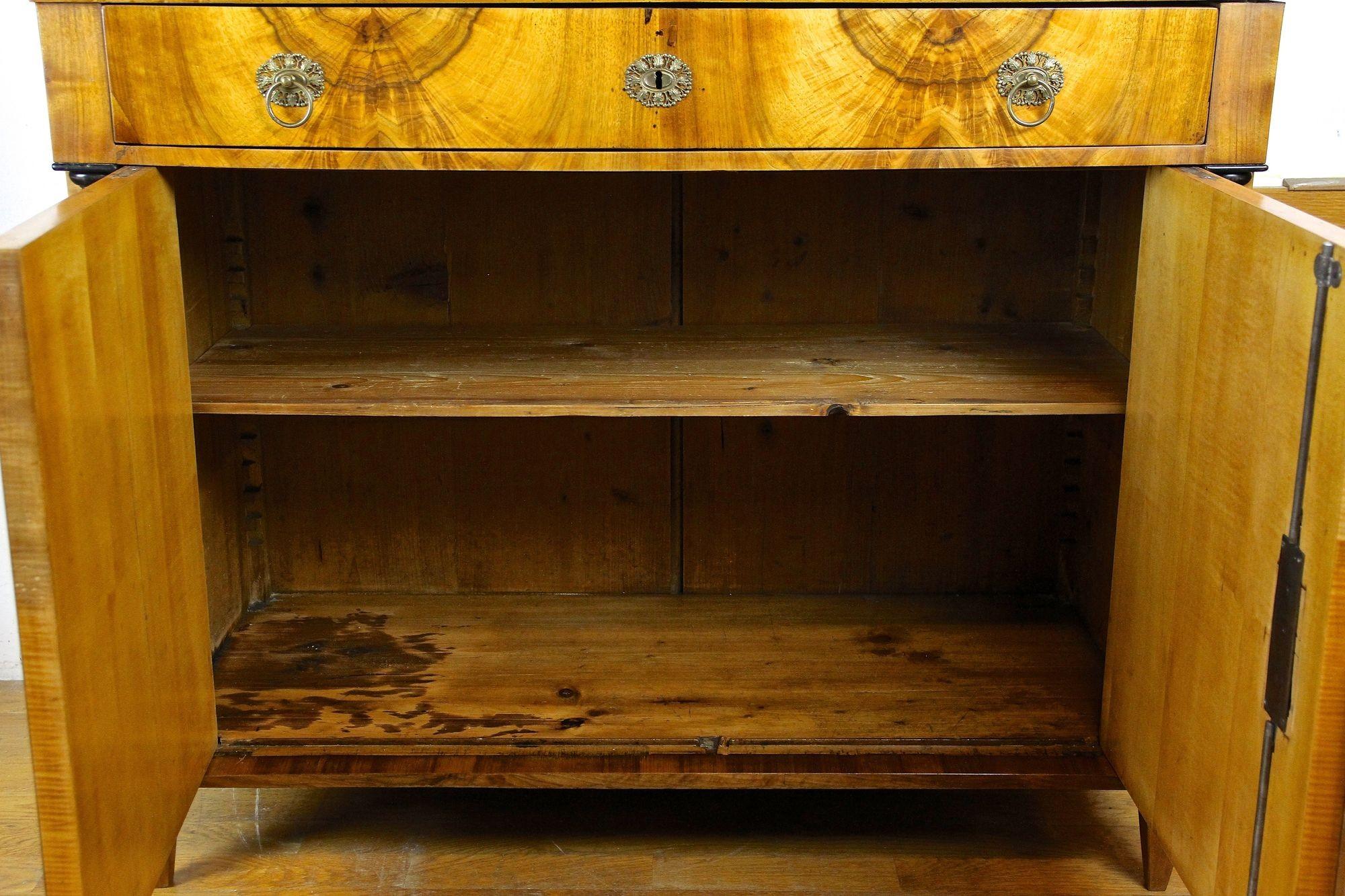 XIX secolo 19th Century Biedemeier Nutwood Commode/ Trumeau , Austria circa 1825 in vendita