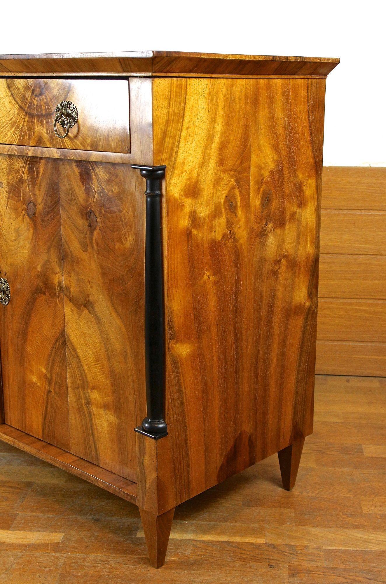 19th Century Biedemeier Nutwood Commode/ Trumeau , Austria circa 1825 in vendita 1