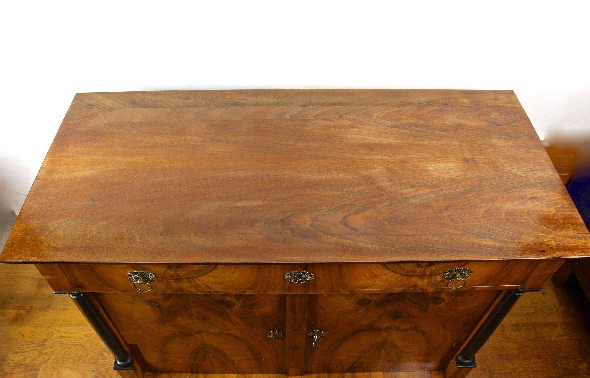 19. Jahrhundert Biedemeier Nussbaum Trumeau Kommode, Österreich um 1825 im Angebot 6