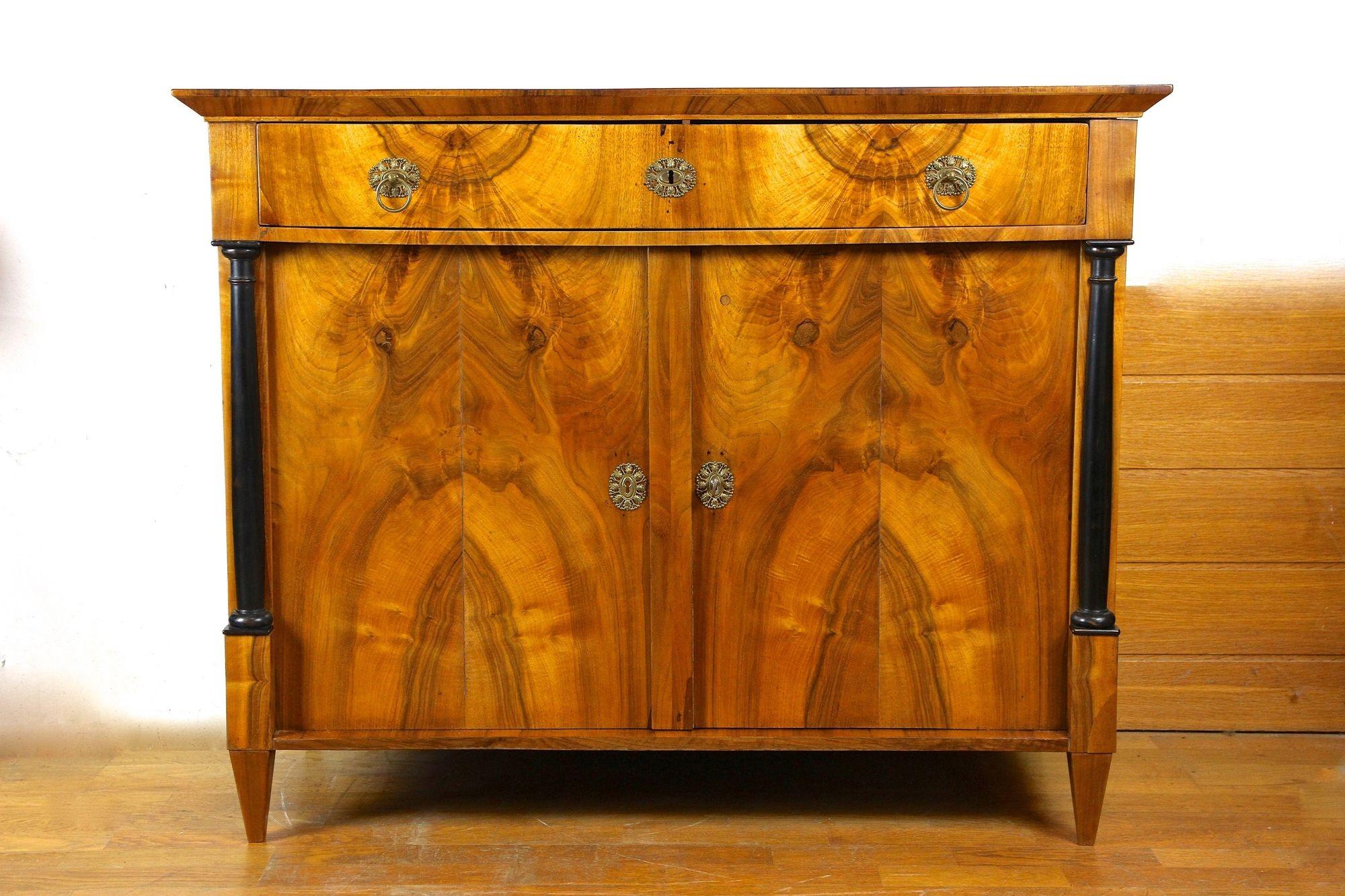 Elegante Biedermeier-Kommode aus Nussbaumholz des 19. Jahrhunderts aus der Frühzeit in Österreich um 1825. Ein antikes Biedermeier-Möbelstück in perfekter Größe, das sich durch sein geradliniges, zeitloses Design gut in viele verschiedene