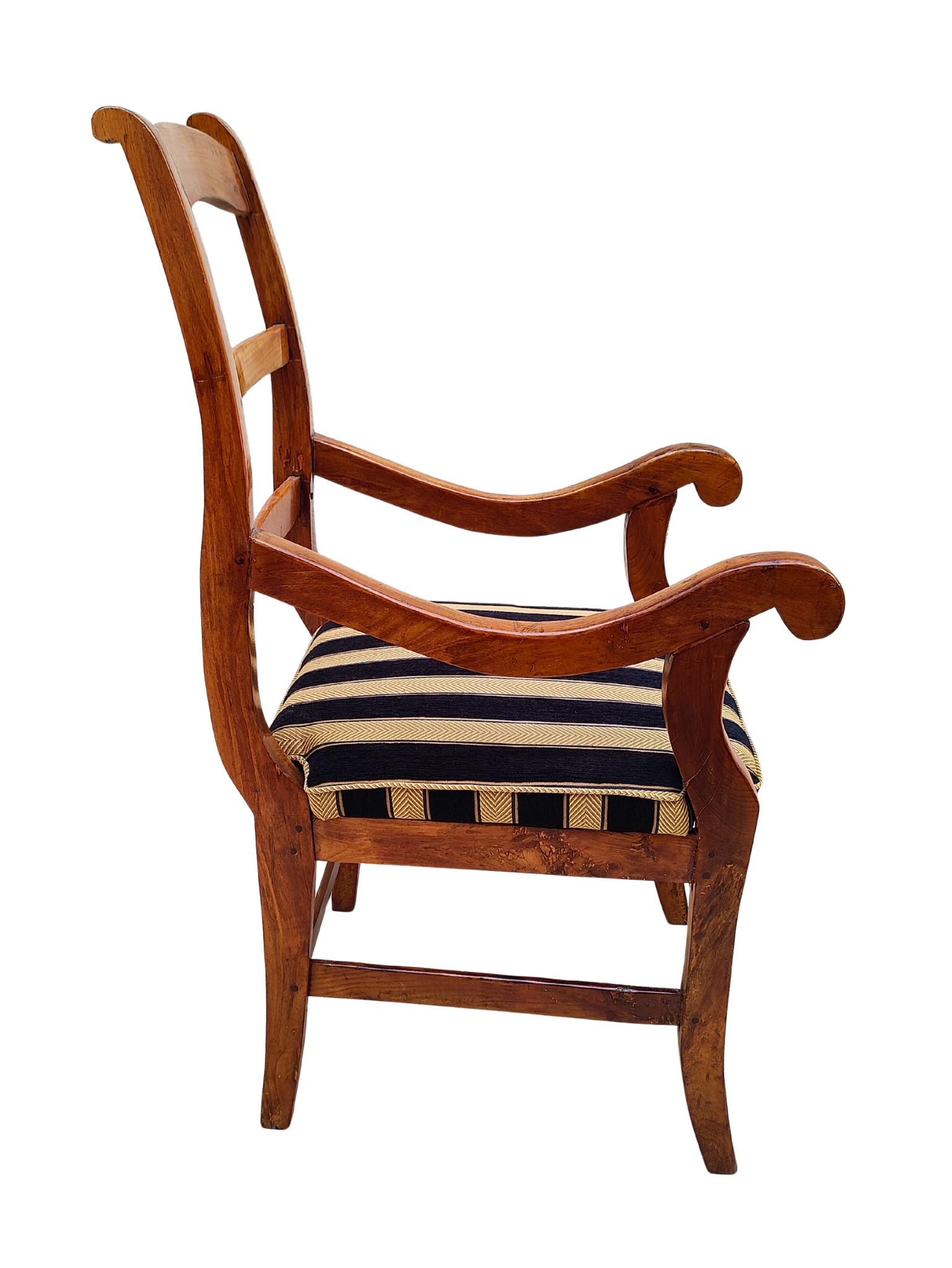 Lucidato Poltrona Biedermeier del XIX secolo in ciliegio massiccio, appena imbottita in vendita