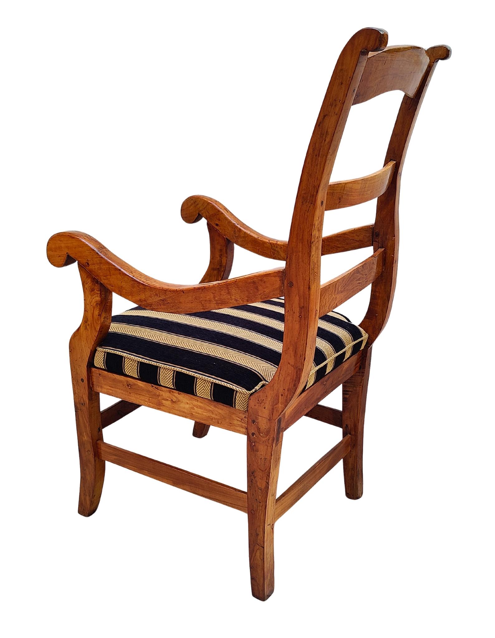 Poltrona Biedermeier del XIX secolo in ciliegio massiccio, appena imbottita In condizioni buone in vendita a Darmstadt, DE