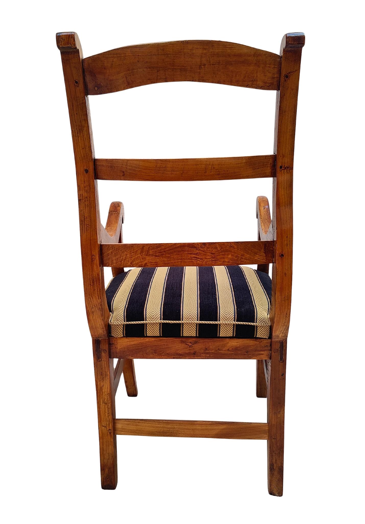 Ciliegio Poltrona Biedermeier del XIX secolo in ciliegio massiccio, appena imbottita in vendita