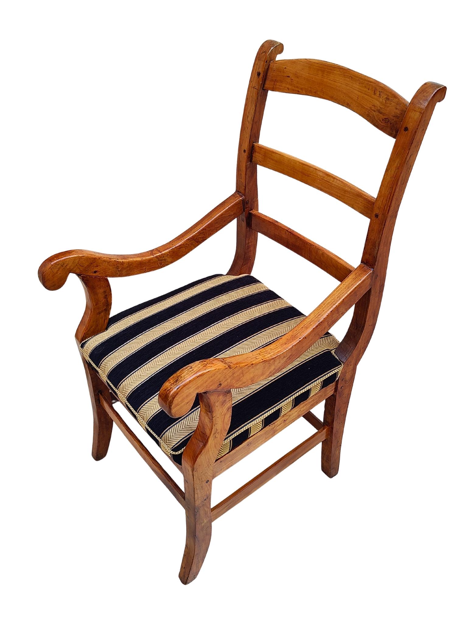 Poltrona Biedermeier del XIX secolo in ciliegio massiccio, appena imbottita in vendita 1