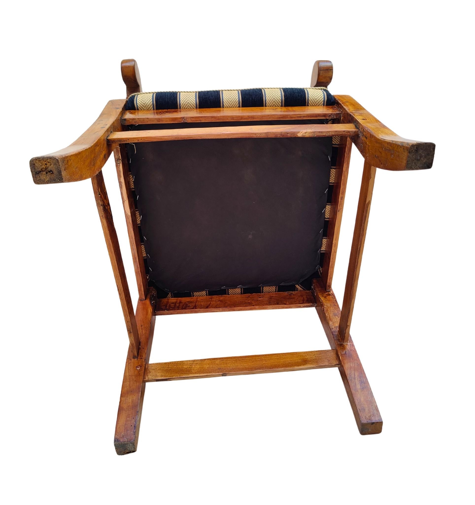 Poltrona Biedermeier del XIX secolo in ciliegio massiccio, appena imbottita in vendita 3